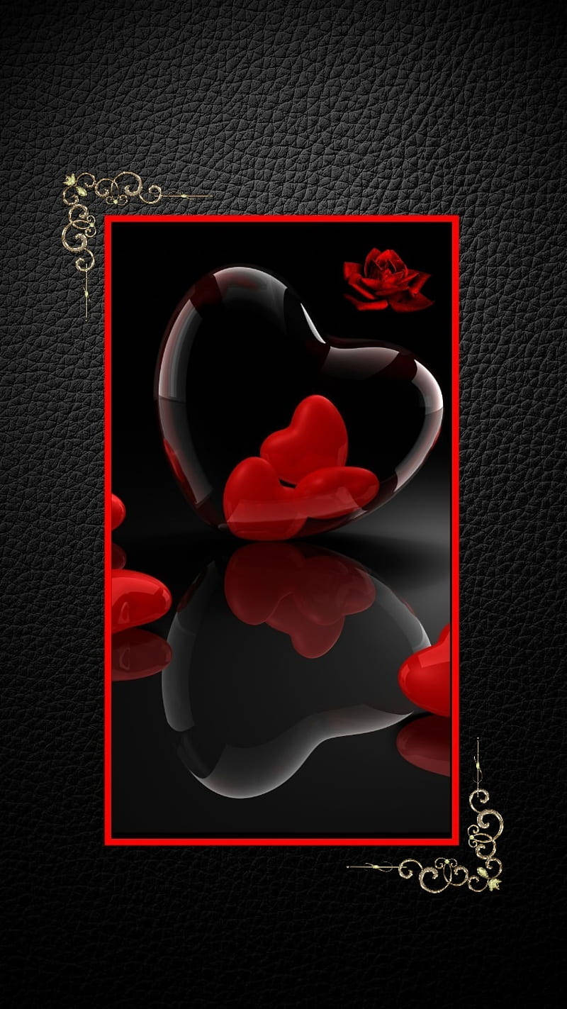 Themes 桌布 壁紙 — 一個帶有紅玫瑰和紅色邊框的光澤黑色心形，位於帶有華麗金色角落的黑色皮革背景上。