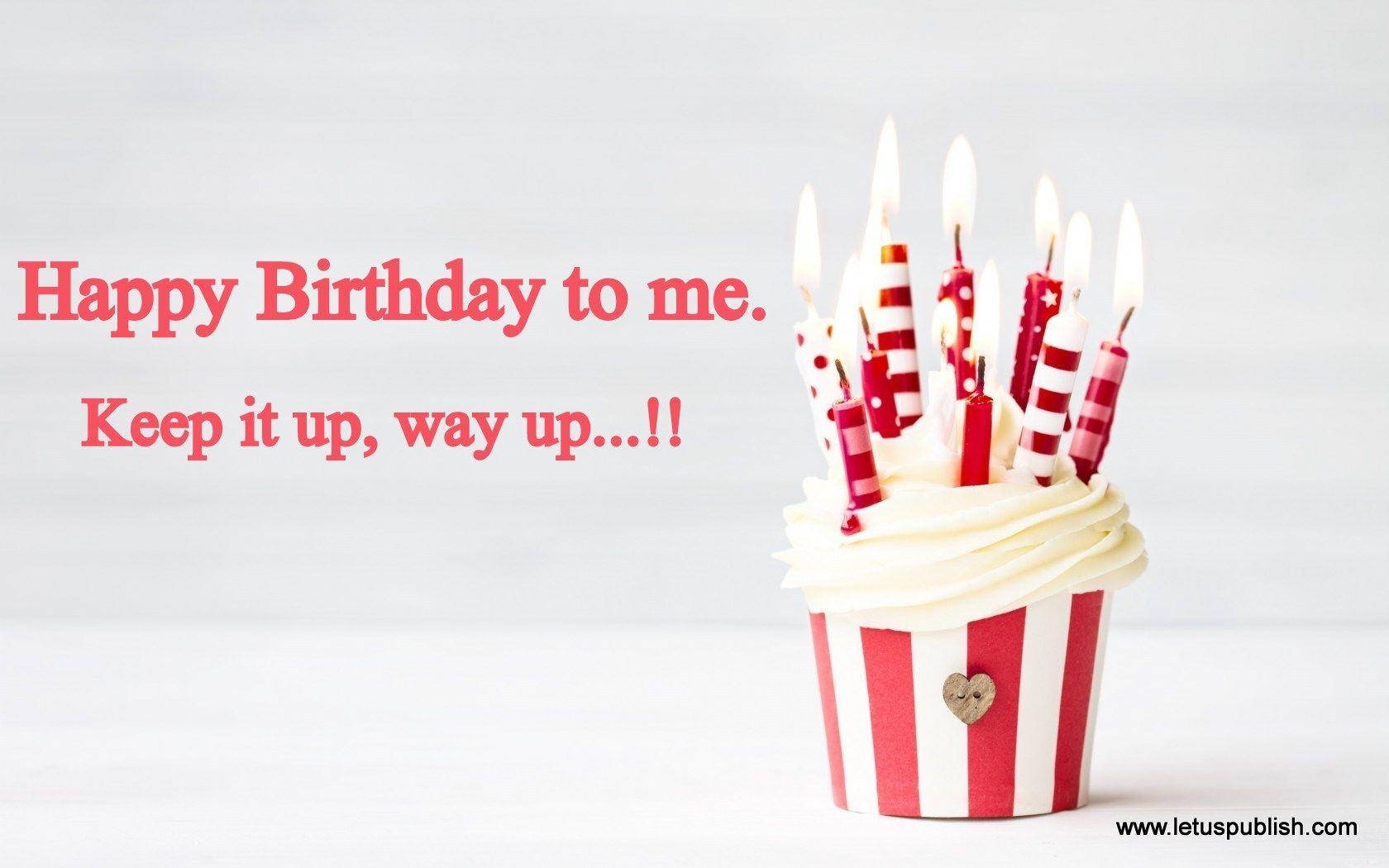 Happy Birthday To Me 桌布 壁紙 — 一個帶有紅白條紋包裝紙和點燃蠟燭的杯子蛋糕，在潔白背景上展示歡樂的生日文字。