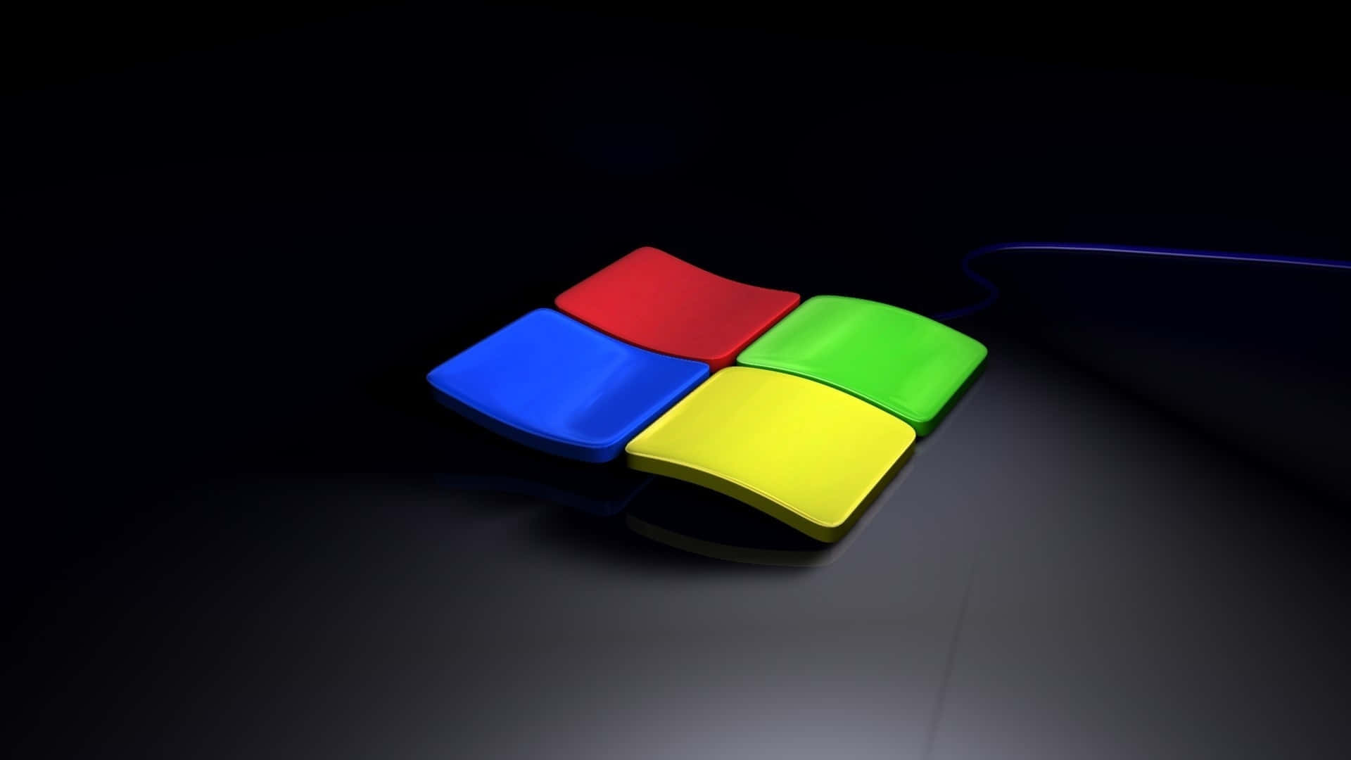 Black Windows 桌布 壁紙 — 一個帶有紅色、藍色、綠色和黃色面板的光澤Microsoft Windows標誌，在聚光燈下於黑暗表面上發光。