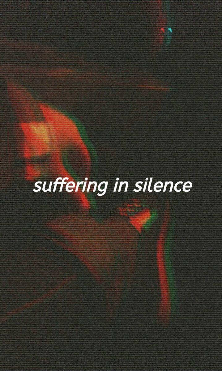 Depression Aesthetic 桌布 壁紙 — 一個帶有紅色和綠色數位噪點的故障抽象肖像，覆蓋在深色背景上，文字為 suffering in silence。
