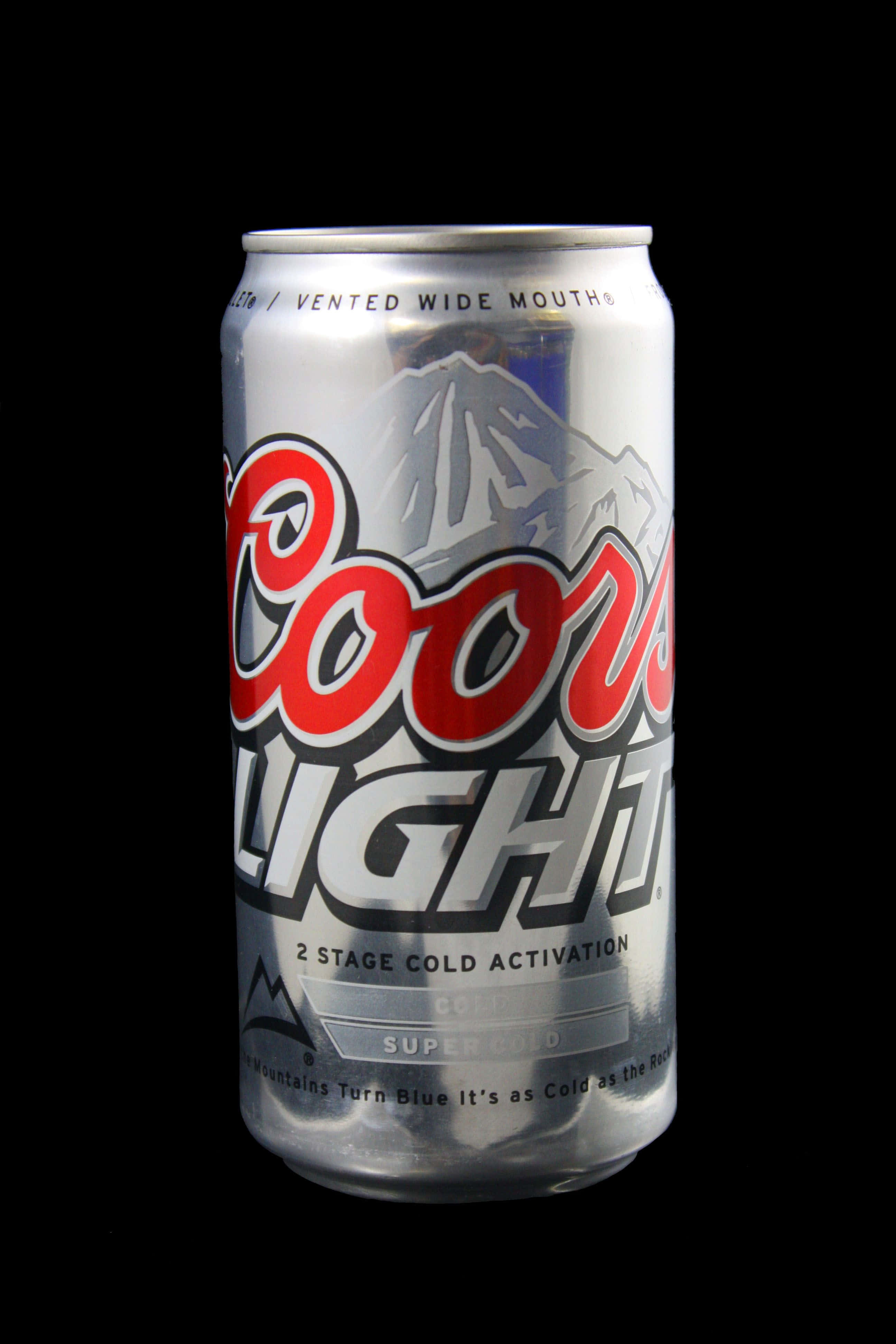 Coors Light 桌布 壁紙 — 一個帶有紅色標誌的銀色Coors Light啤酒罐，孤立地立在純黑色背景上。