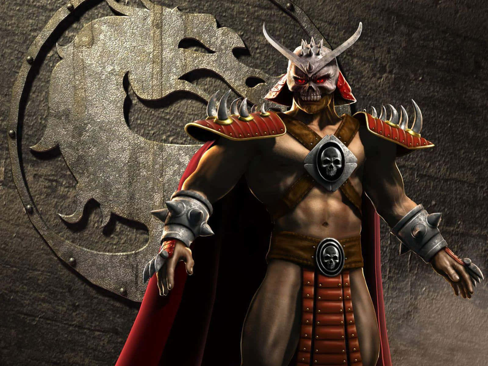Mortal Kombat Characters 桌布 壁紙 — 一個帶有紅色眼睛和骷髏圖案的威脅性裝甲戰士，站在黑暗地牢中的金屬龍徽章前。