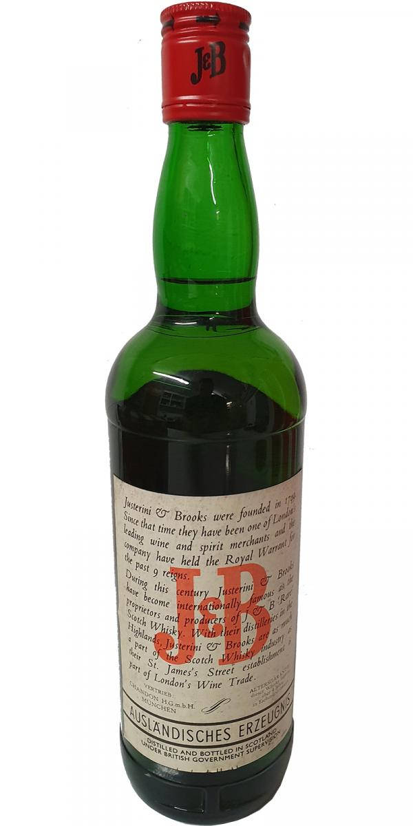 drinks 桌布 壁紙 — 一個帶有紅色蓋子和詳細標籤的J&B威士忌復古綠色玻璃瓶，置於純白色背景前。
