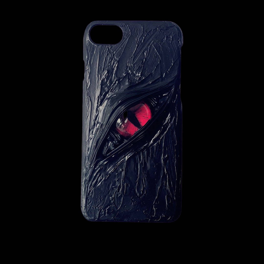 Gothic Phone 桌布 壁紙 — 一個帶有紋理深色表面的手機殼，在黑色背景上有一個發光的紅色眼睛，正強烈地凝視著。