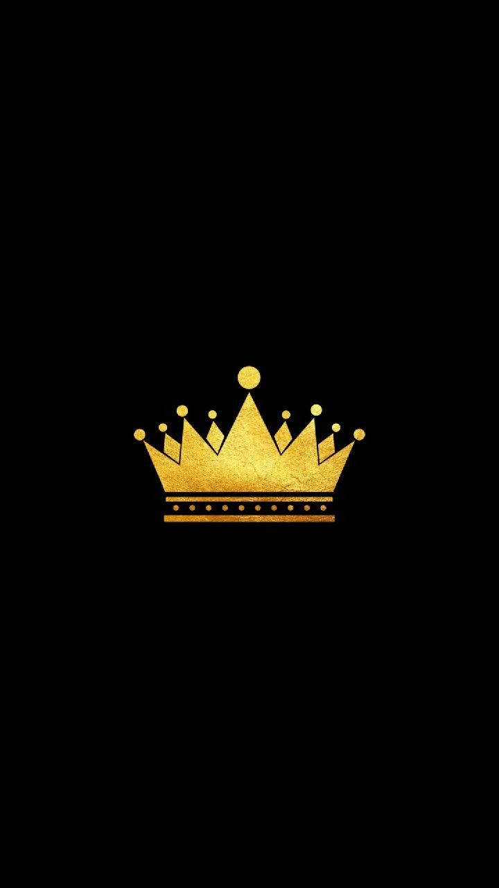 Black King 桌布 壁紙 — 一個帶有紋理的金色皇冠，居中放置在純黑色背景上，展現極簡優雅。