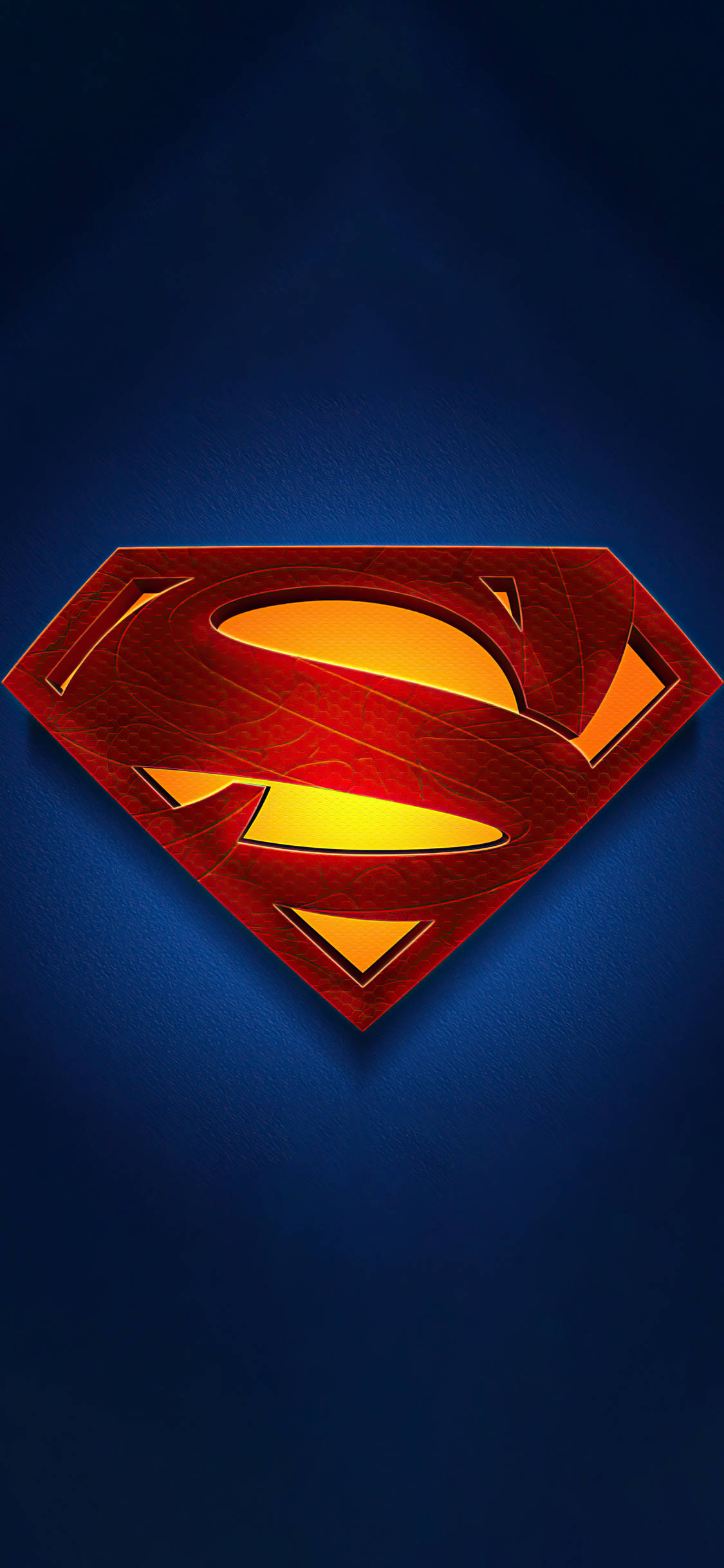 superman symbol iPhone 桌布 壁紙 — 一個帶有紋理表面的發光紅黃色超人標誌，在深藍色漸變背景上格外突出。