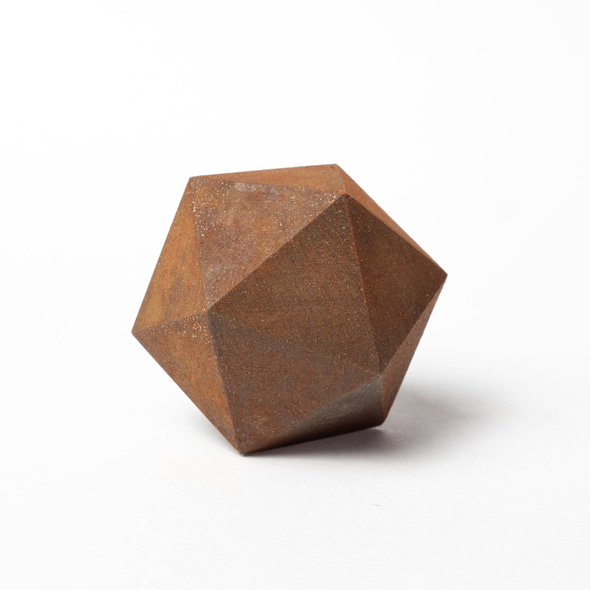 Rust 桌布 壁紙 — 一個帶有紋理面的鏽蝕金屬十二面體，居中放置在純白色背景上。