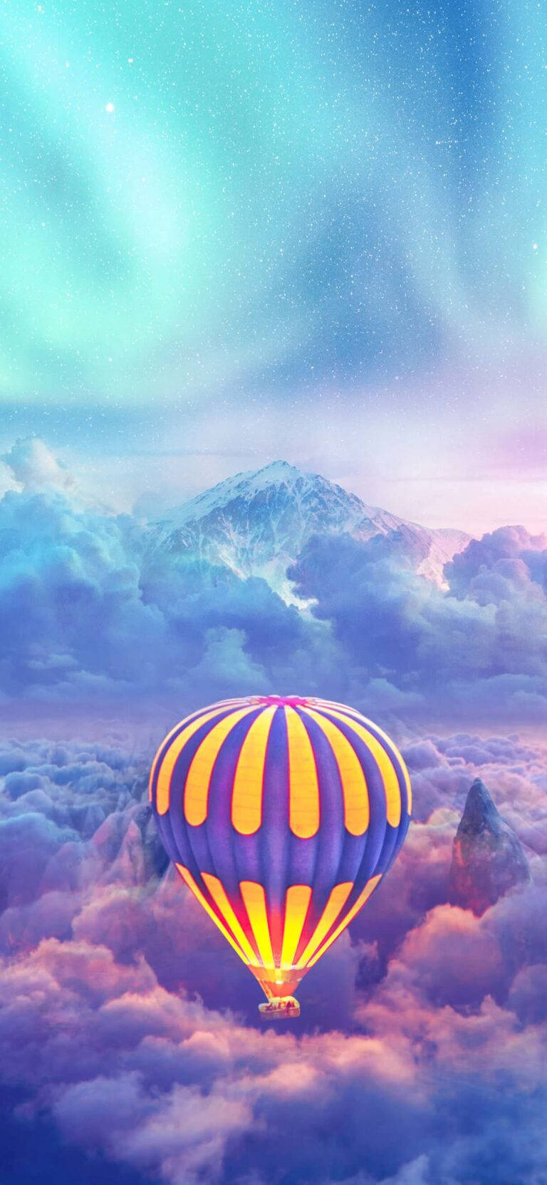 Best 桌布 壁紙 — 一個帶有紫色和黃色條紋的熱氣球漂浮在蓬鬆的雲層之上，下方是星空極光天空，遠處有一座雪山。