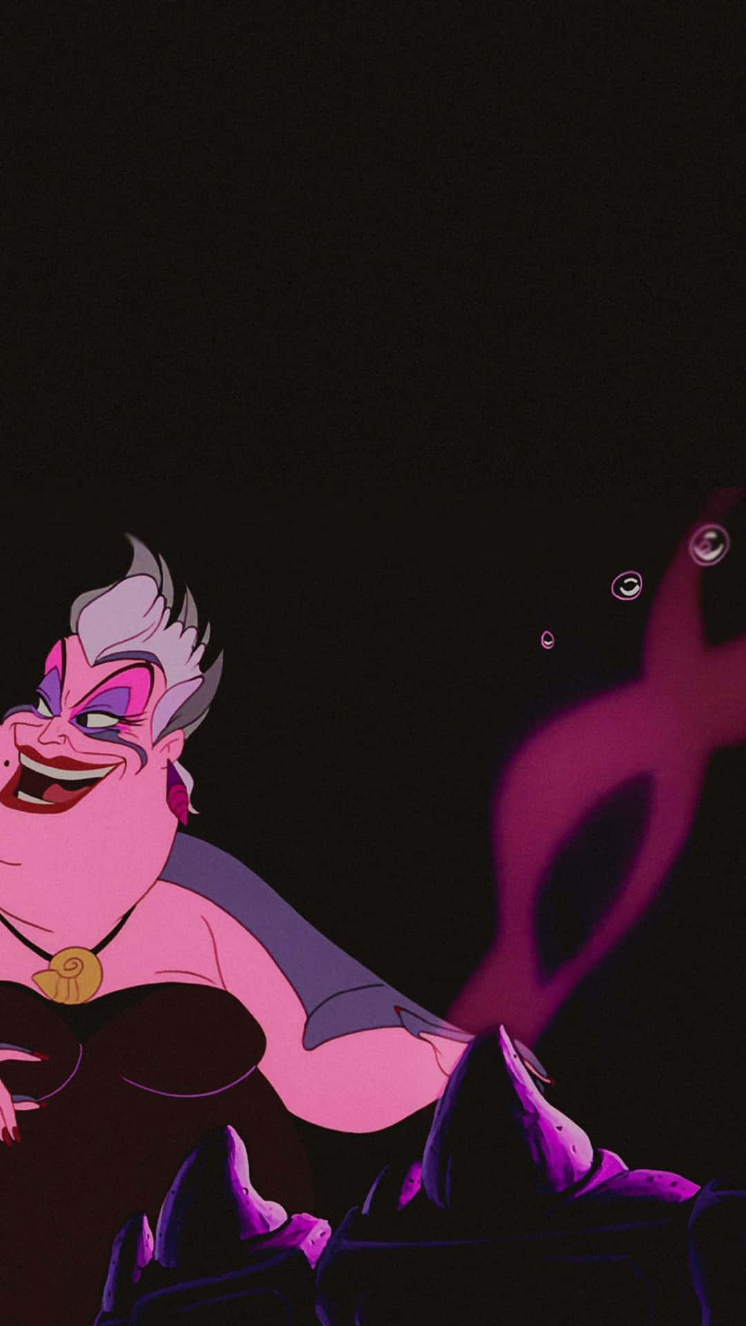 Cartoon Villains 桌布 壁紙 — 一個帶有紫色皮膚和尖銳牙齒的威脅性動畫海巫婆，在黑暗的水下背景中咧嘴笑著，周圍漂浮著氣泡。