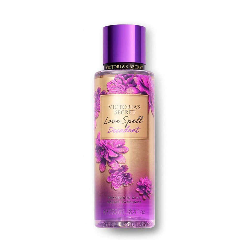 維多利亞的秘密 桌布 壁紙 — 一個帶有紫色蓋子和花卉設計的Victoria's Secret Love Spell Decadent香水噴霧瓶，背景為白色。