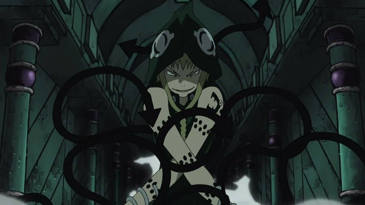 Soul Eater 桌布 壁紙 — 一個帶有綠色兜帽和黑色觸手的威脅性動漫角色從黑暗的工業走廊中出現。