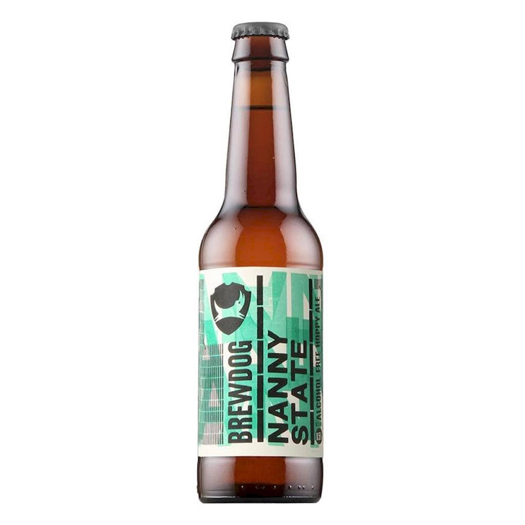 Drink 桌布 壁紙 — 一個帶有綠色和白色標籤的BrewDog Nanny State無酒精啤酒棕色玻璃瓶，立在純白色背景前。