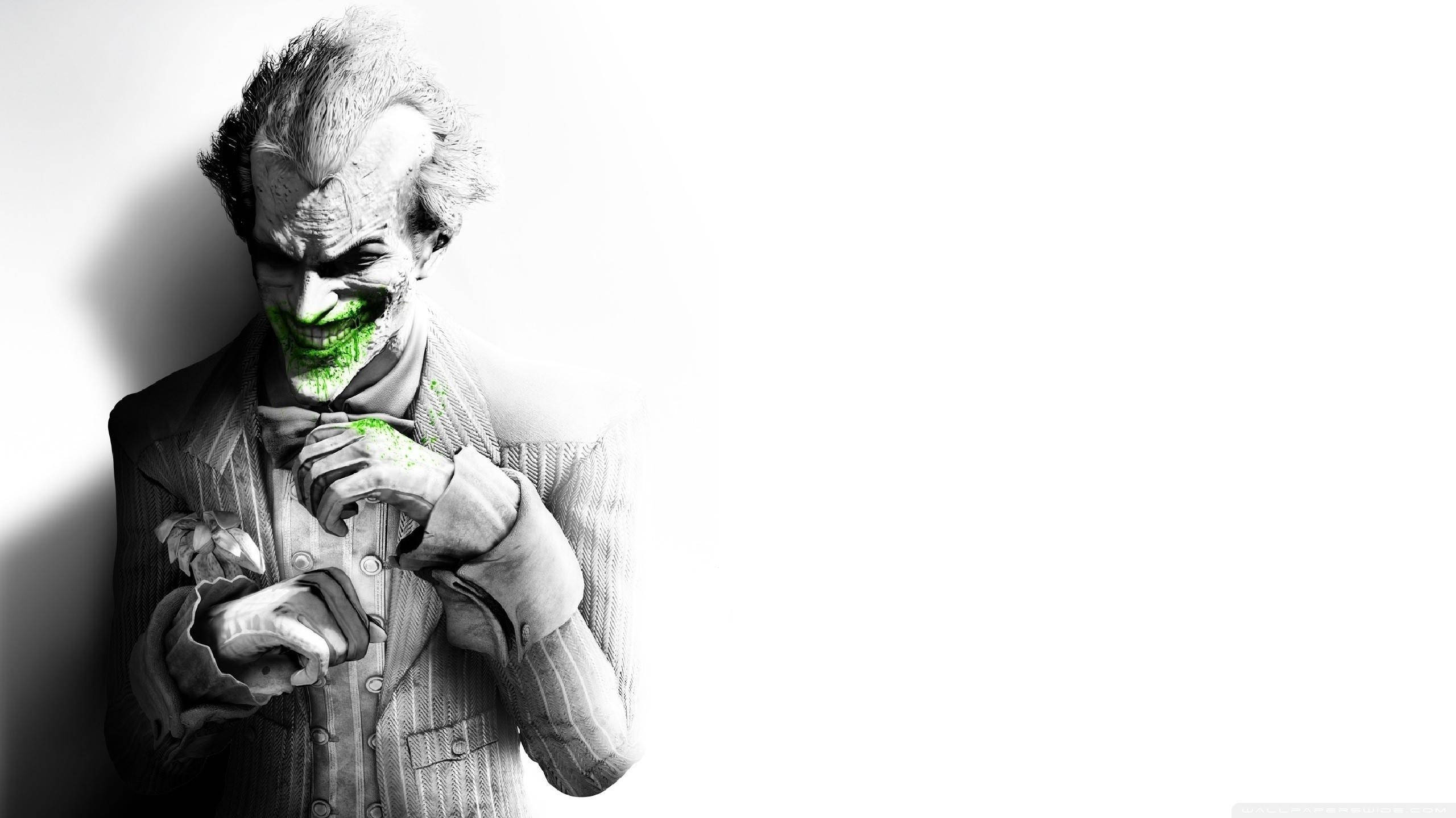 Black And White Joker 桌布 壁紙 — 一個帶有綠色嘴唇和狂野頭髮的威脅性小丑在純白背景下調整領帶。