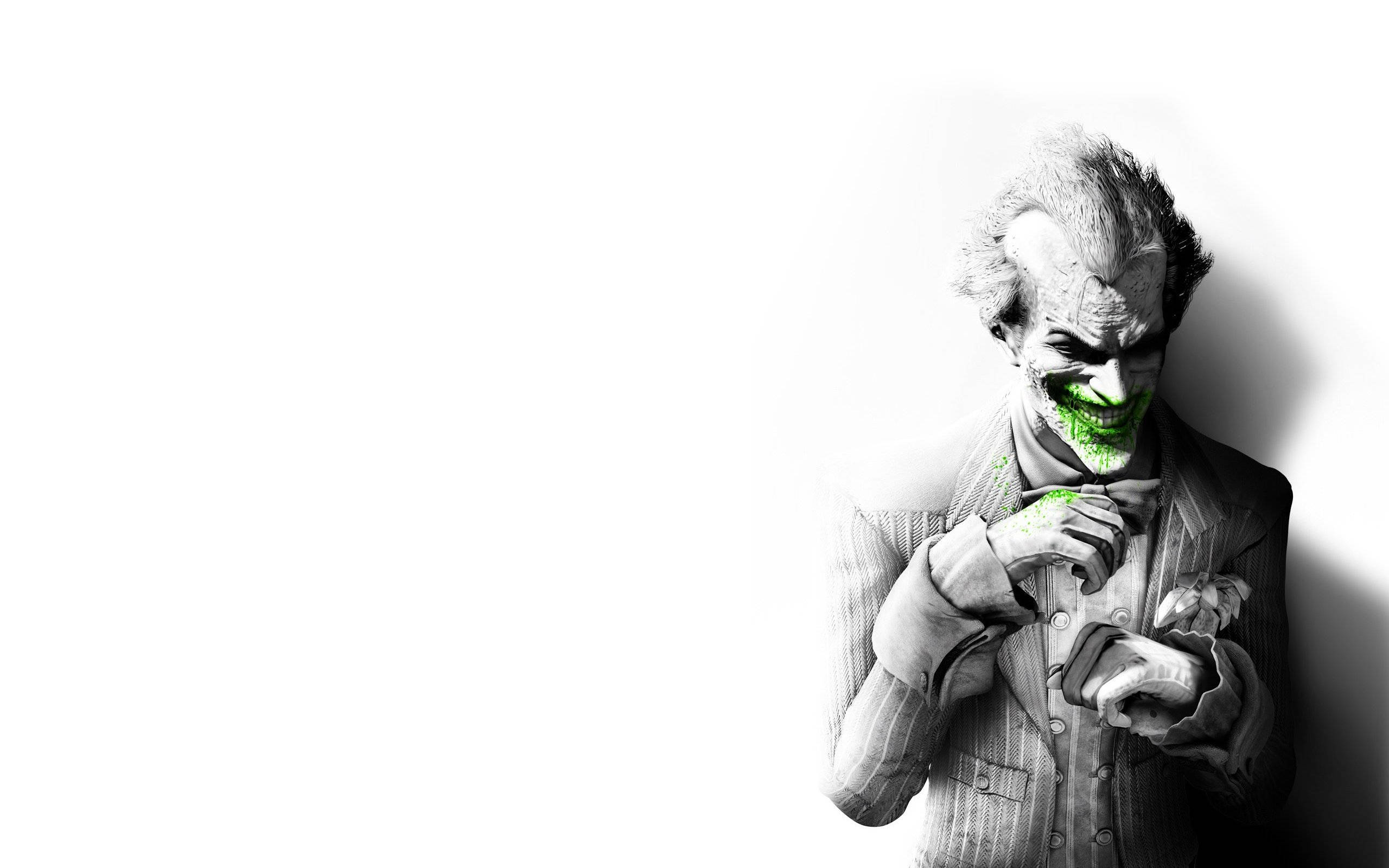 Batman Arkham City 桌布 壁紙 — 一個帶有綠色嘴唇和狂野頭髮的威脅性小丑，在純白背景前調整領帶。