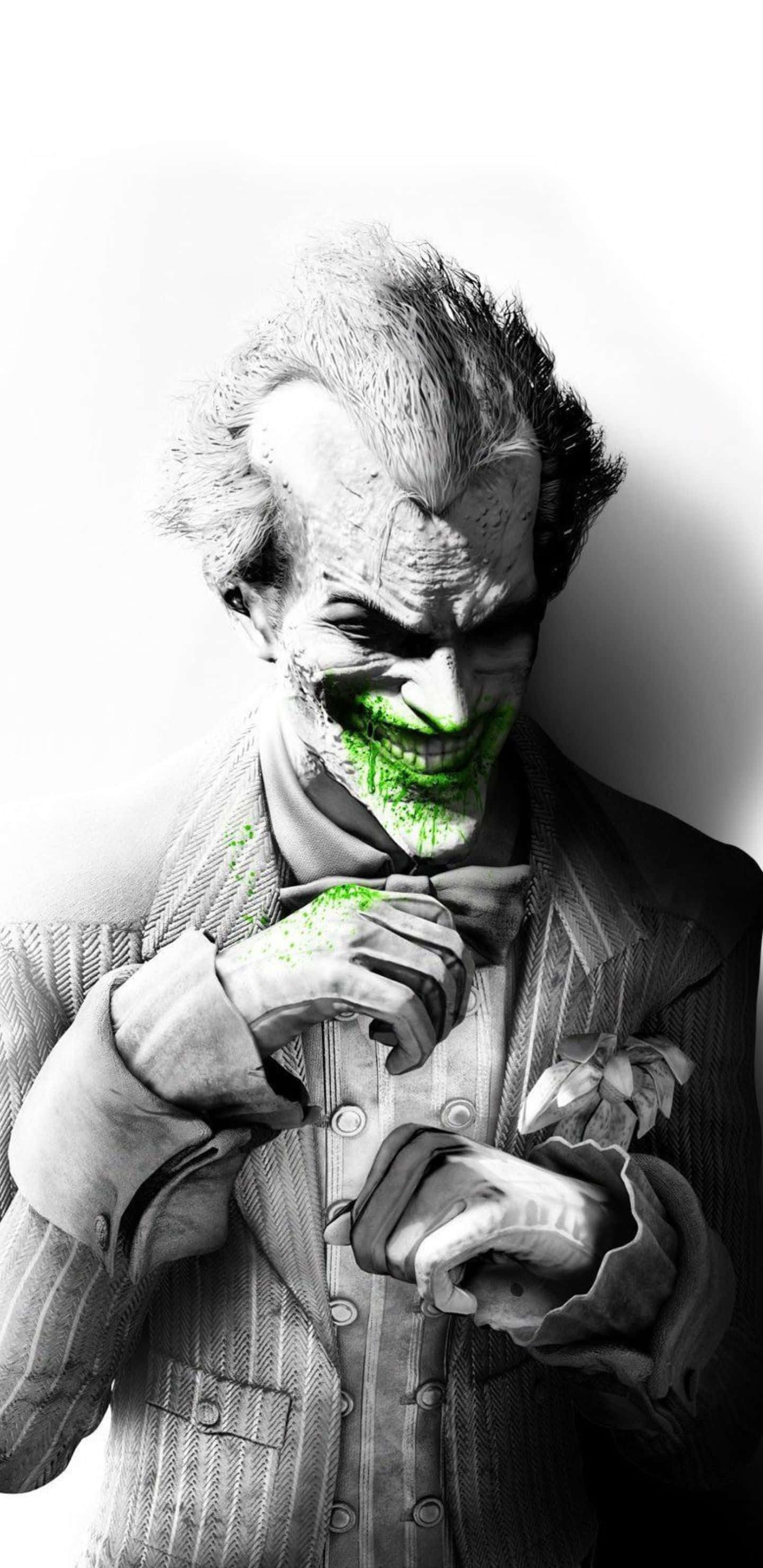 Pixel 3xl Batman Arkham City 桌布 壁紙 — 一個帶有綠色塗抹笑容和凌亂頭髮的威脅性小丑，穿著紋理西裝靠在一面純白的牆上。