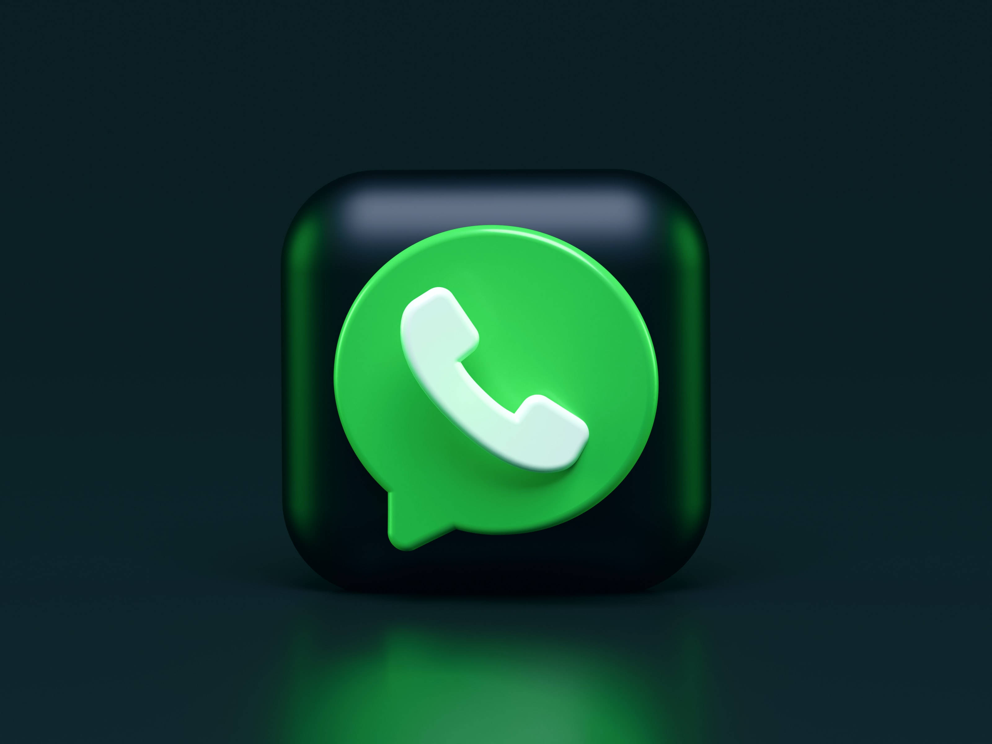 Animated Desktop 桌布 壁紙 — 一個帶有綠色對話氣泡和白色電話符號的光澤3D渲染WhatsApp應用程式圖示，背景為深色。