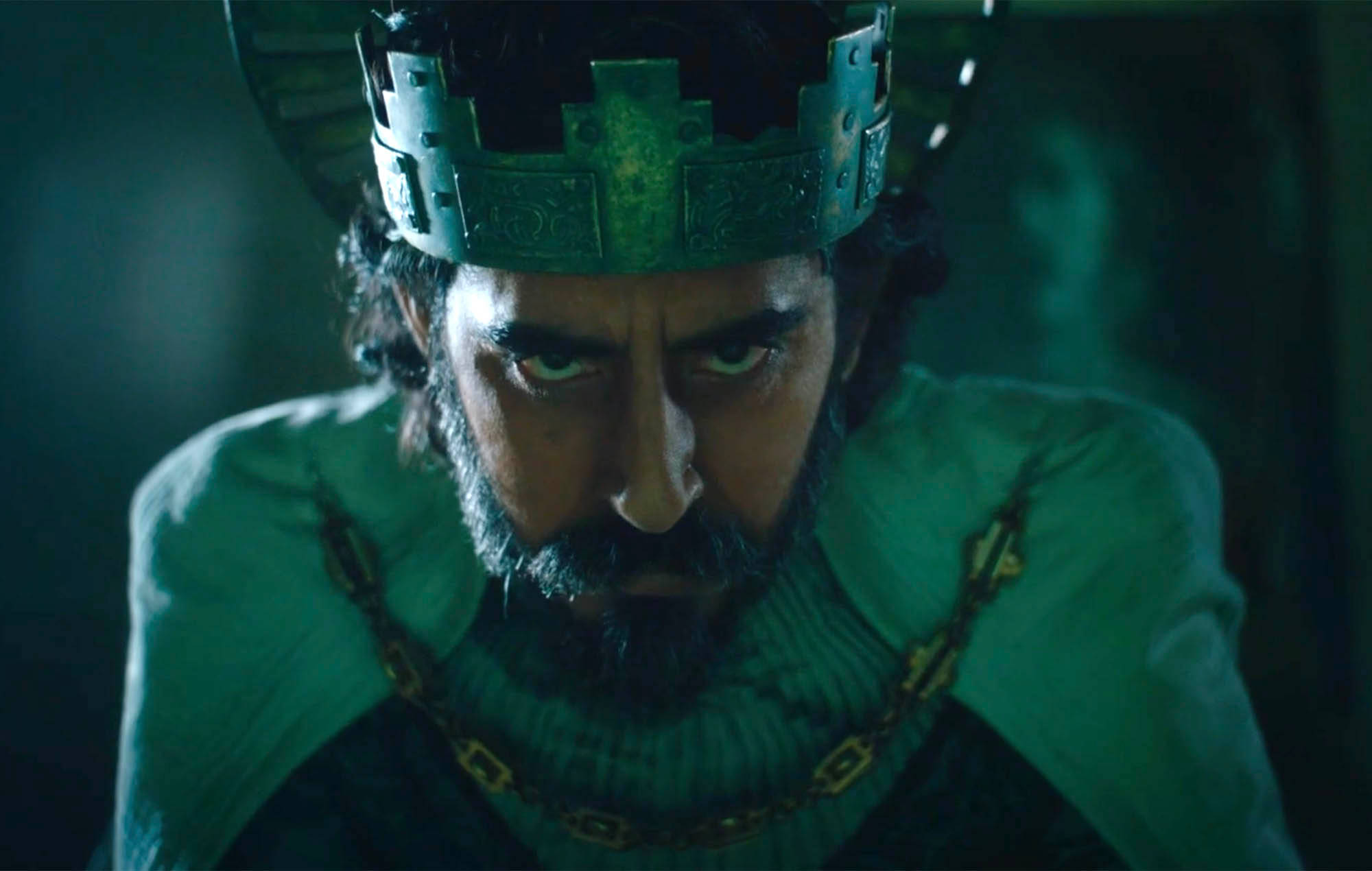 The Green Knight 桌布 壁紙 — 一個帶有綠色王冠和鎖鏈的威脅性國王，在昏暗的綠光中凝視著。