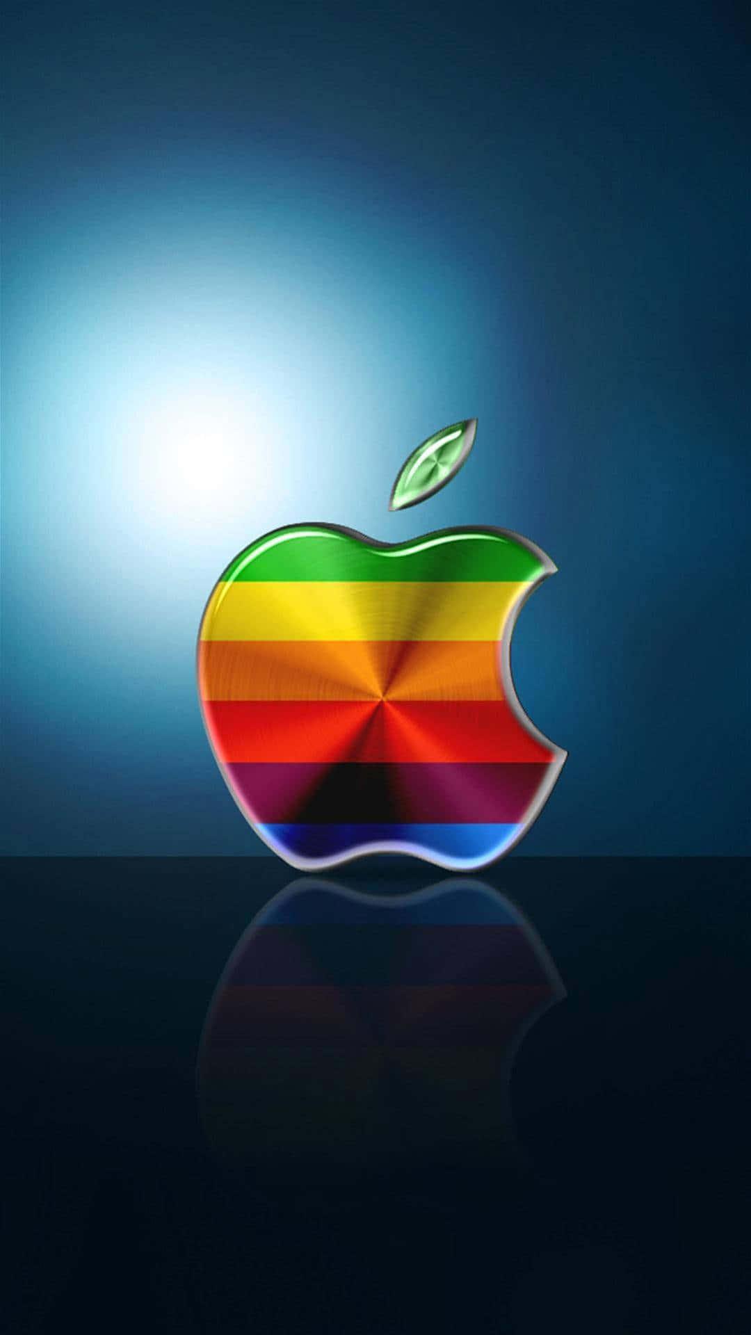 智慧型 桌布 壁紙 — 一個帶有綠色葉子的亮面彩虹條紋Apple標誌，位於深色反光表面中央，背景為漸變藍色，背後有明亮光源。
