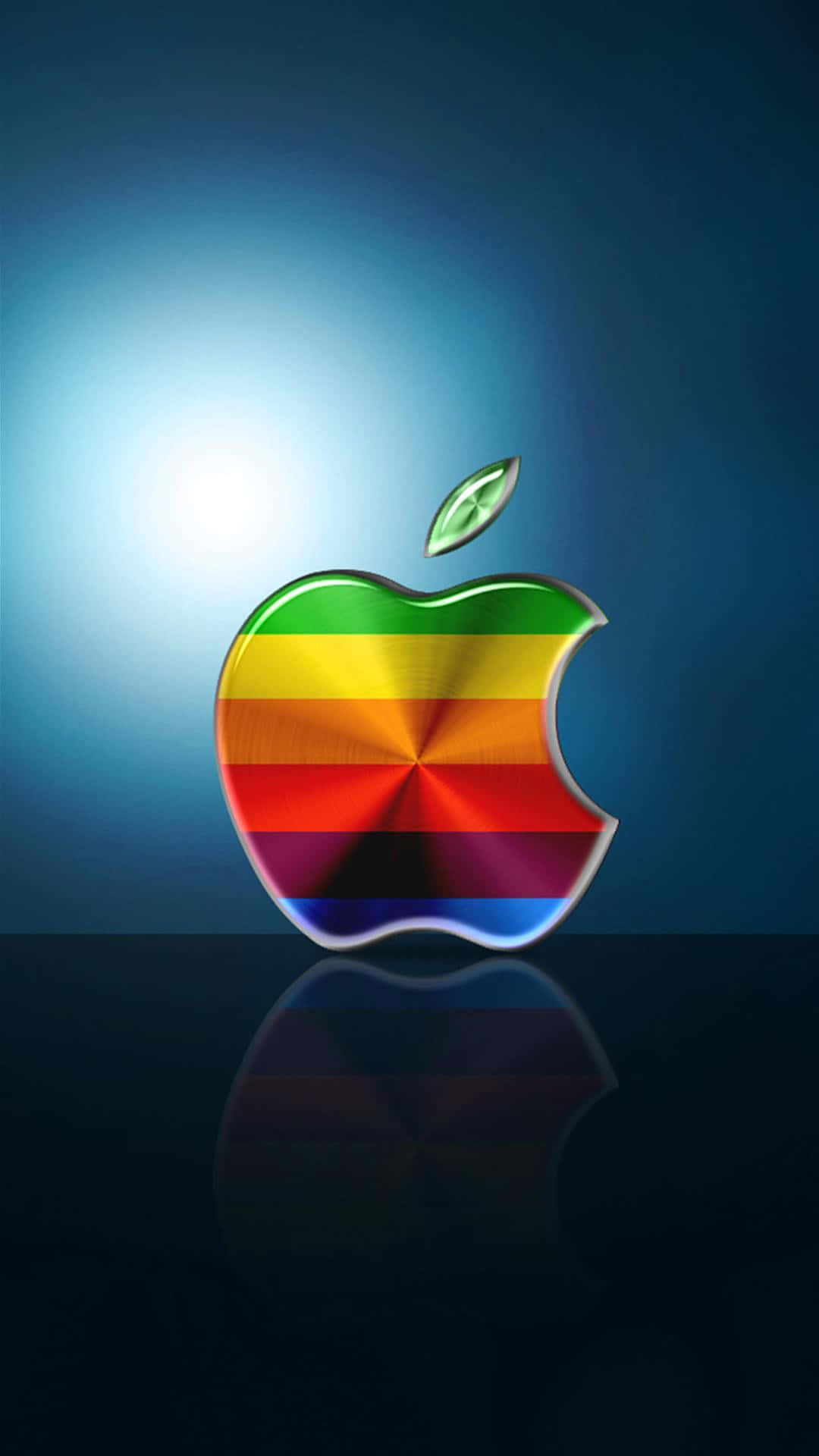 彩虹 桌布 壁紙 — 一個帶有綠色葉片的光澤彩虹條紋Apple標誌，居中放置在深色反光表面上，背景是漸變藍色，背後有明亮光源。
