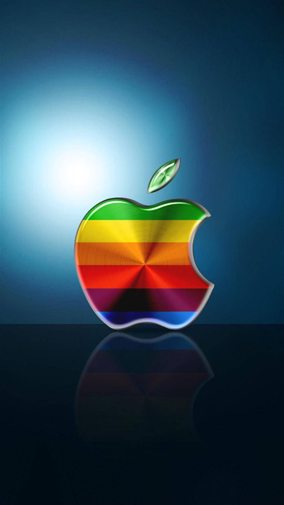 iPhone 桌布 壁紙 — 一個帶有綠色葉片的光澤彩虹條紋Apple標誌，放置在反光的深色表面上，背景是發光的藍色漸層。