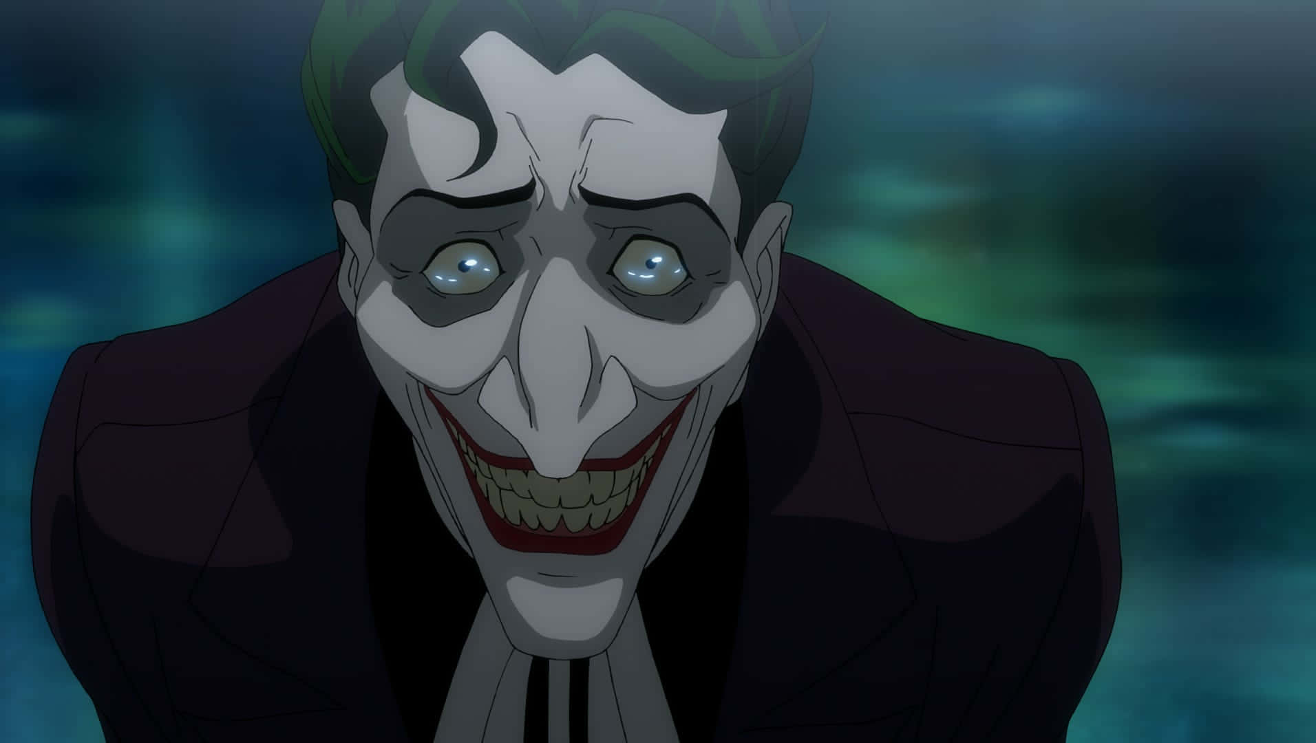 The Killing Joke 桌布 壁紙 — 一個帶有綠色頭髮和寬闊笑容的威脅性動畫小丑，在深藍綠色背景下強烈凝視。