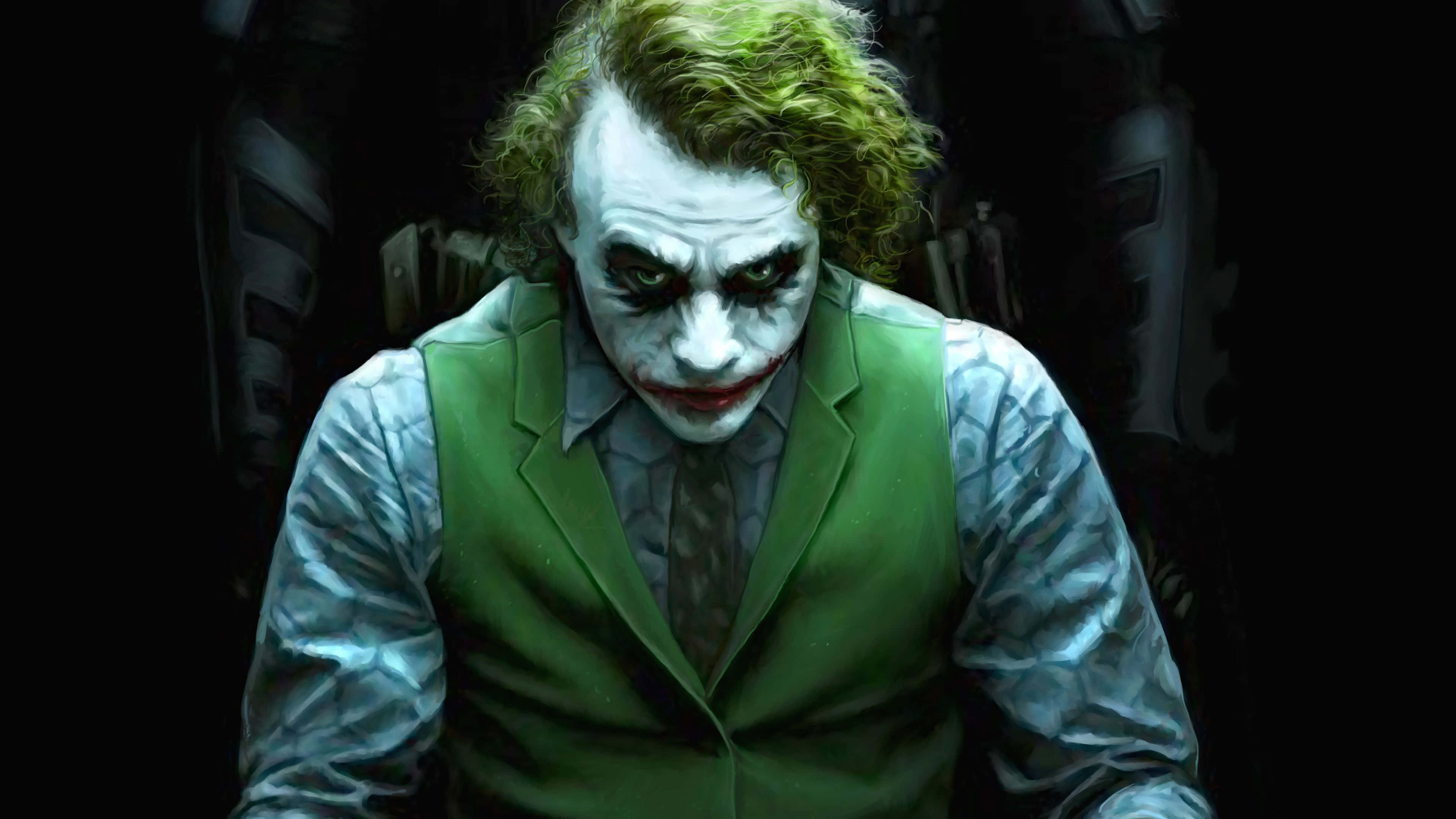 Dark Knight Joker In 4K Ultra HD 桌布 壁紙 — 一個帶有綠色頭髮和白色臉部彩繪的威脅性小丑，從黑暗陰影的背景中強烈凝視。