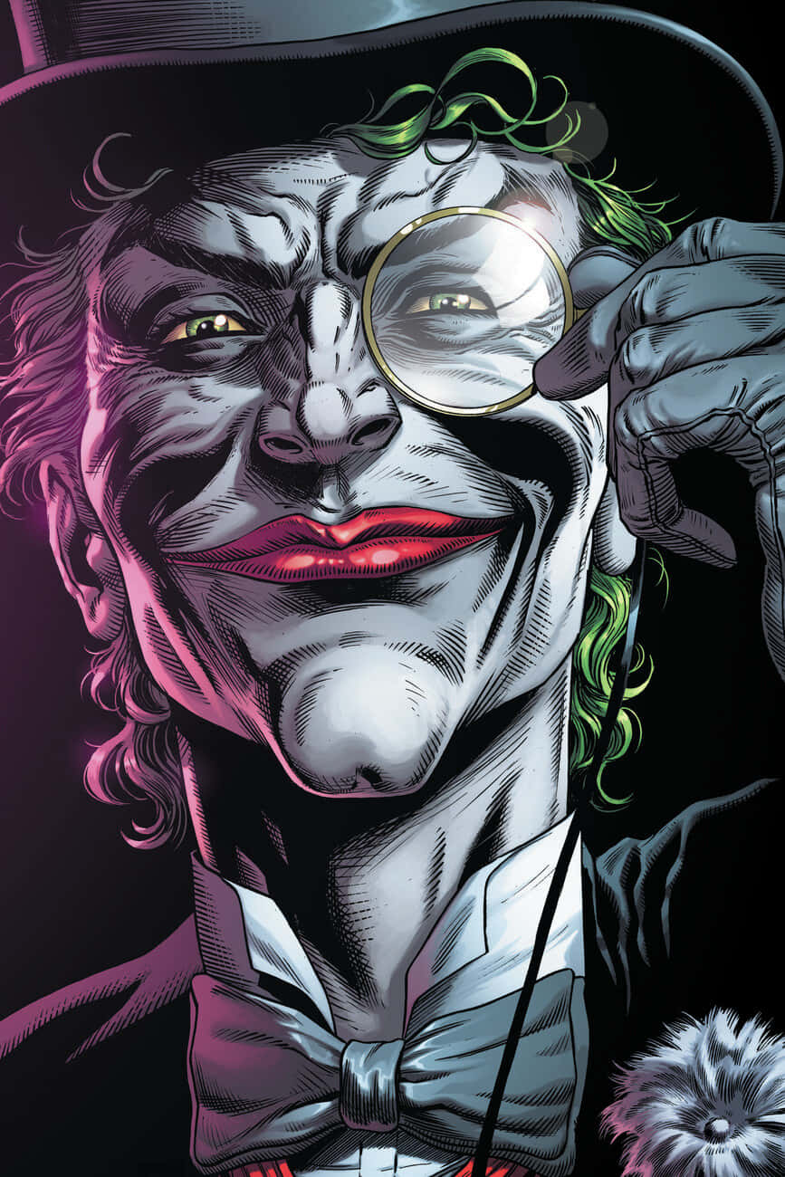 Batman Three Jokers 桌布 壁紙 — 一個帶有綠色頭髮和紅色嘴唇的威脅性小丑，在黑暗背景下將單片眼鏡舉到眼前。