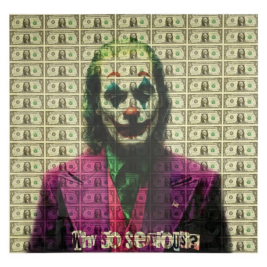 Why So Serious Joker 桌布 壁紙 — 一個帶有綠色頭髮和紫色西裝的威脅性小丑形象從美元鈔票網格中浮現，底部有文字「Why so serious？」。