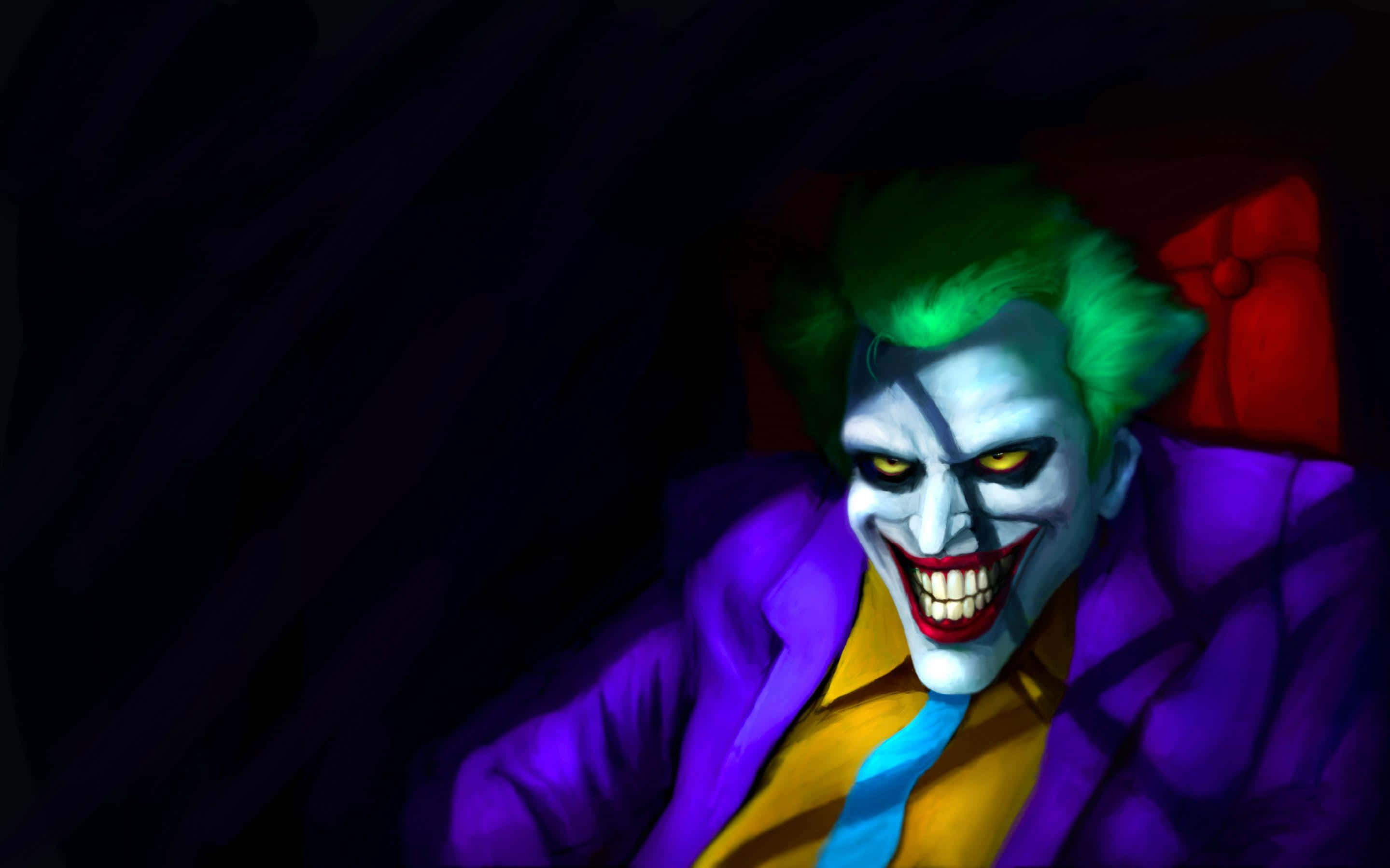 Joker Laughing 桌布 壁紙 — 一個帶有綠色頭髮和紫色西裝的威脅性小丑在黑暗、陰影的環境中狂野地咧嘴笑。