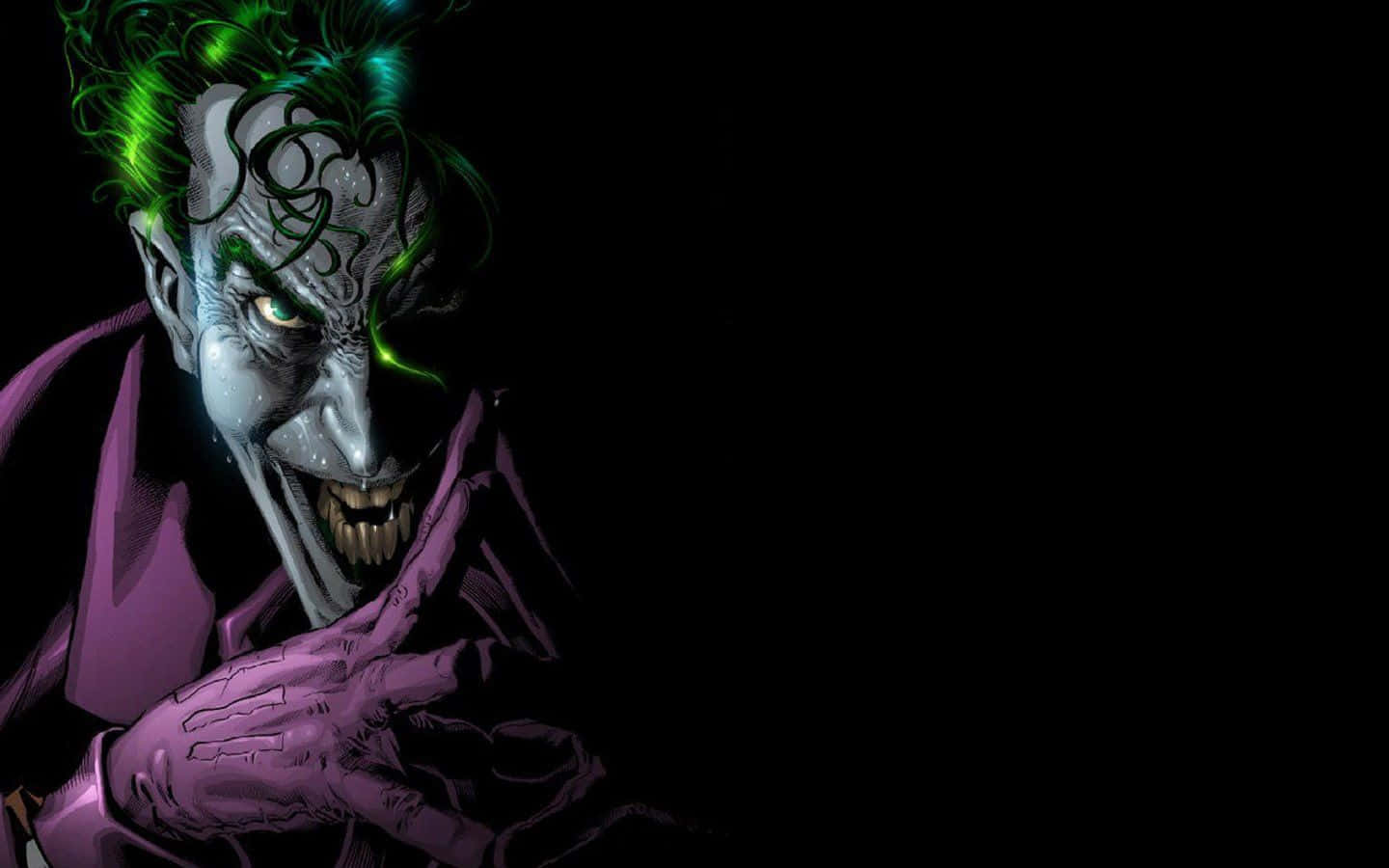 Joker Comic 桌布 壁紙 — 一個帶有綠色頭髮和紫色西裝的威脅性小丑在黑色背景前怒視。