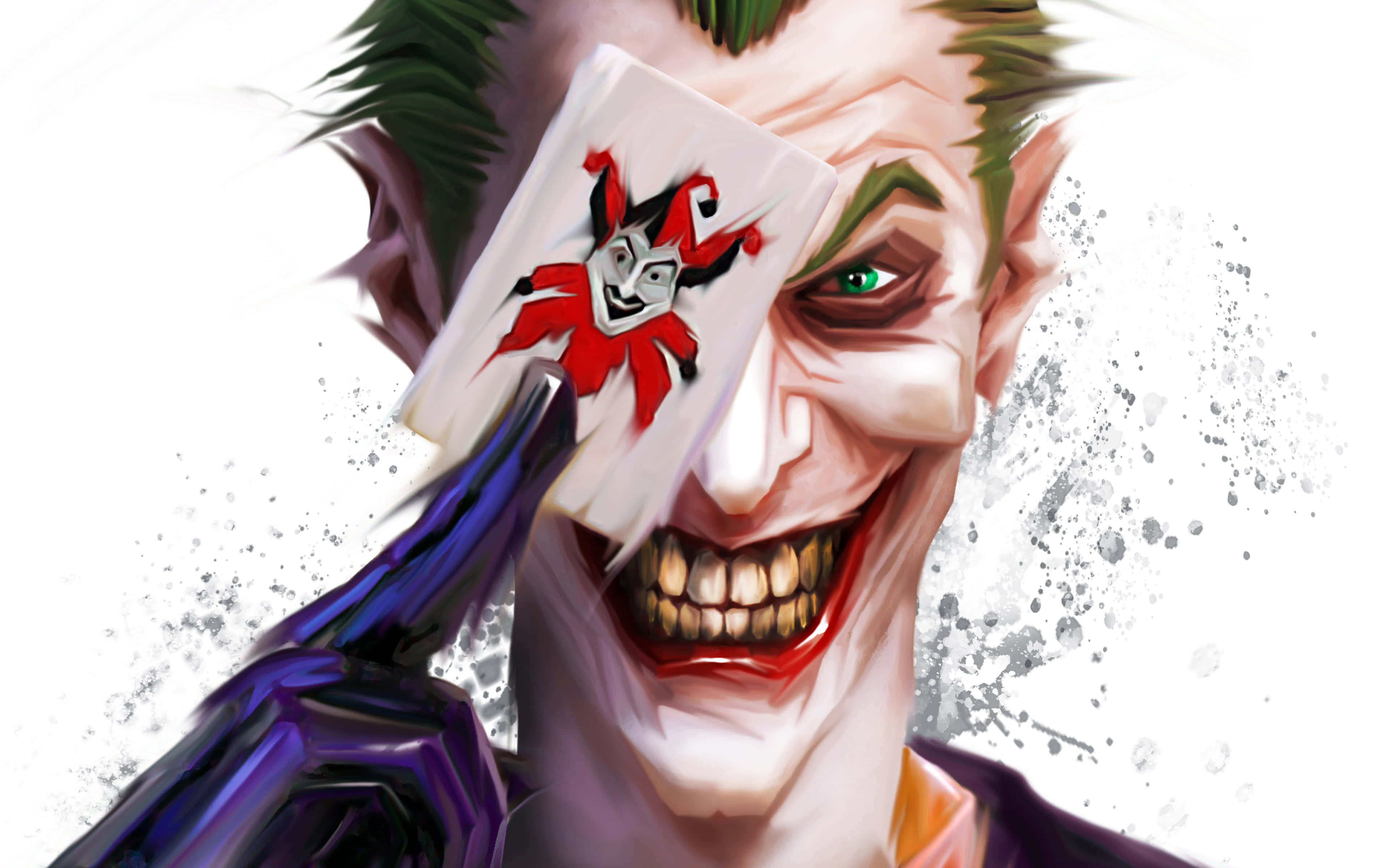 Joker Card 桌布 壁紙 — 一個帶有綠色頭髮和紫色西裝的威脅性小丑，在白色背景上將一張小丑牌舉在眼前。