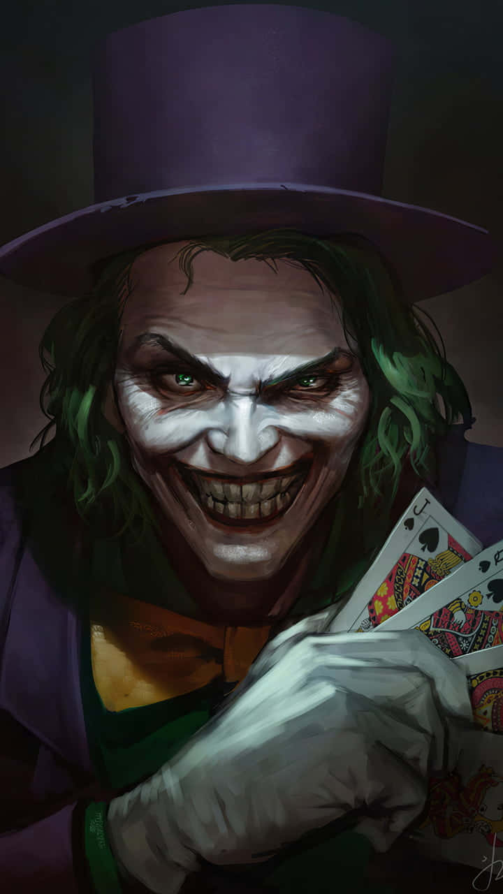 Joker Card 桌布 壁紙 — 一個帶有綠色頭髮和紫色高帽的威脅性小丑，手持撲克牌，咧嘴狂笑。