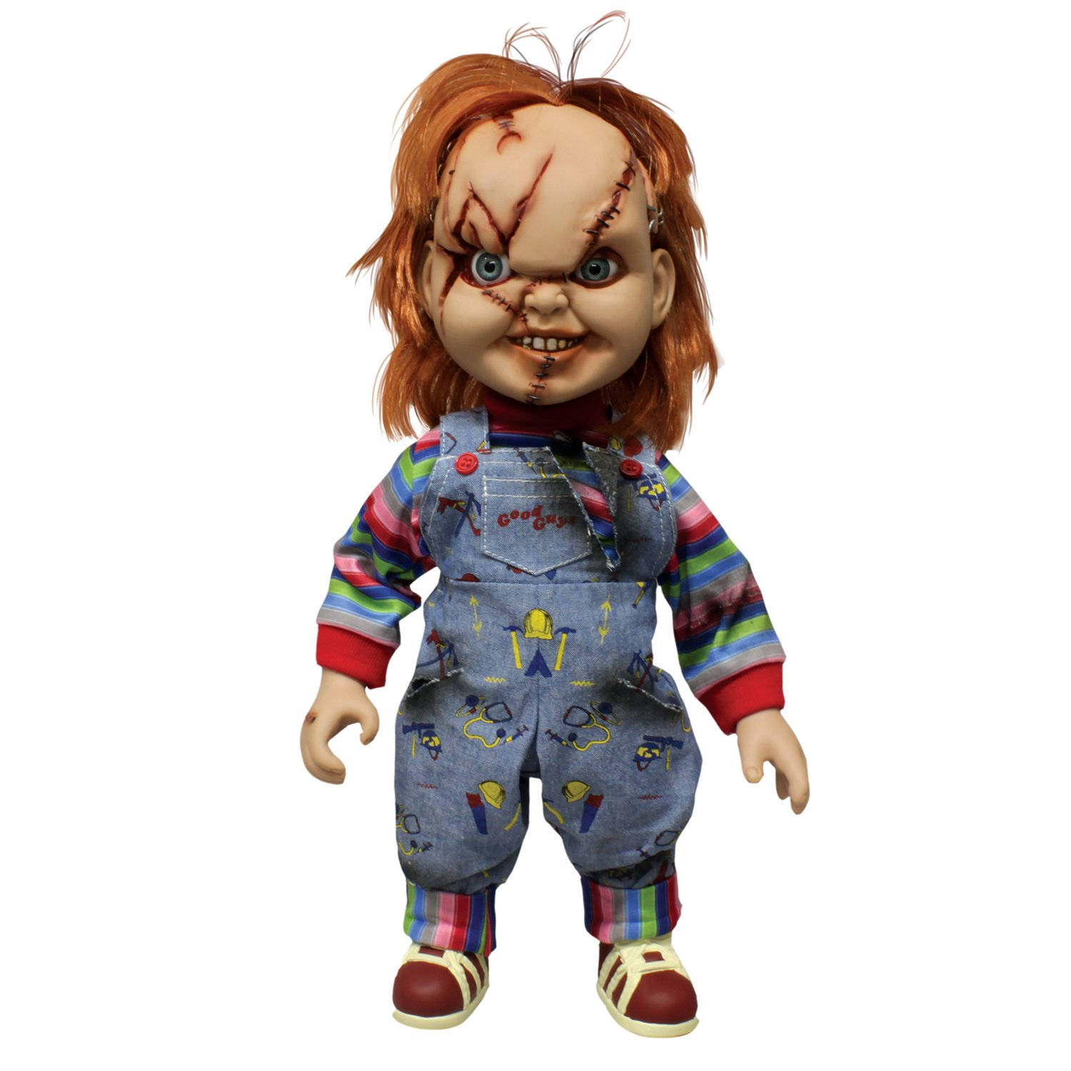 Chucky 桌布 壁紙 — 一個帶有縫合臉、紅髮和條紋襯衫的威脅性玩偶，站在純白色背景前。