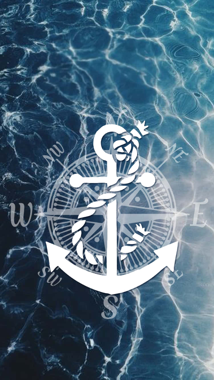 Nautical 桌布 壁紙 — 一個帶有繩索和指南玫瑰的白色錨漂浮在帶有方向字母的漣漪藍色水面上。