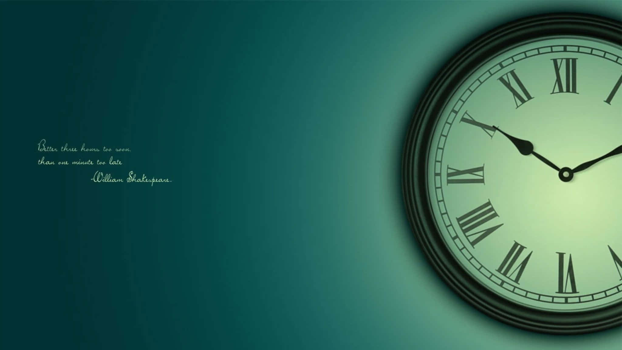 Time 桌布 壁紙 — 一個帶有羅馬數字的古董時鐘，在藍綠色漸層背景上柔和發光，旁邊是莎士比亞名言。
