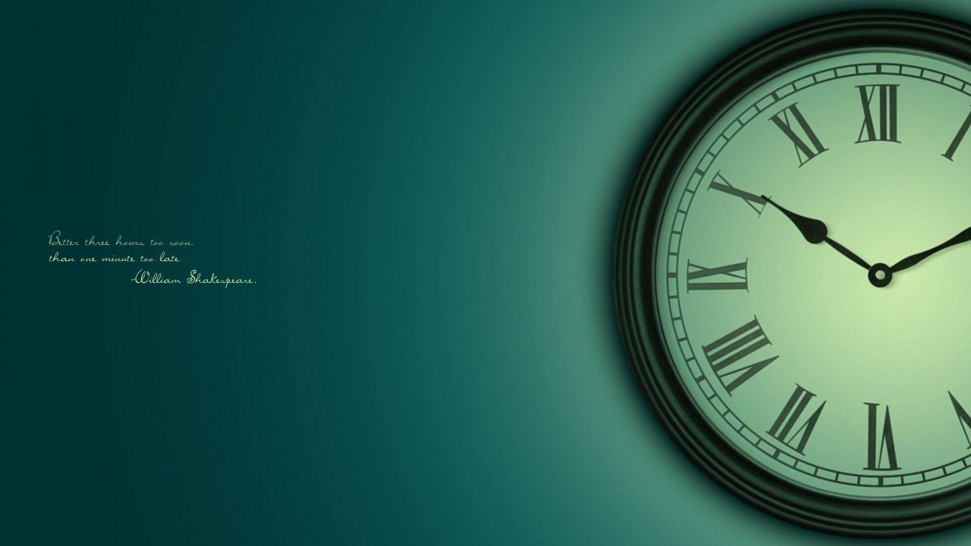 Time 桌布 壁紙 — 一個帶有羅馬數字的復古指針時鐘，在帶有莎士比亞名言的青綠色漸變背景上柔和發光。