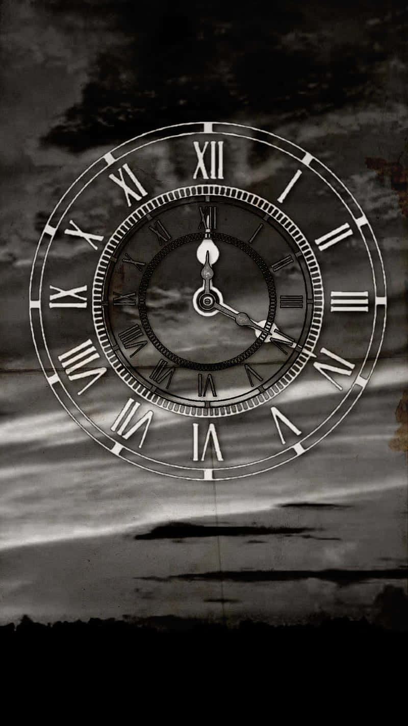Clock 桌布 壁紙 — 一個帶有羅馬數字的復古時鐘漂浮在陰鬱單色天空和戲劇性雲層中。
