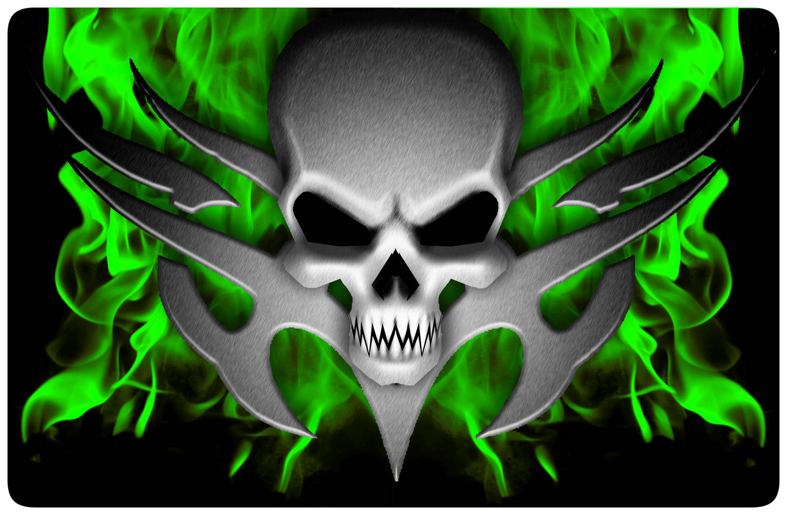 Green Fire Skull 桌布 壁紙 — 一個帶有翼狀刀片的金屬骷髏頭在黑色背景上，在鮮豔的綠色火焰中發光。