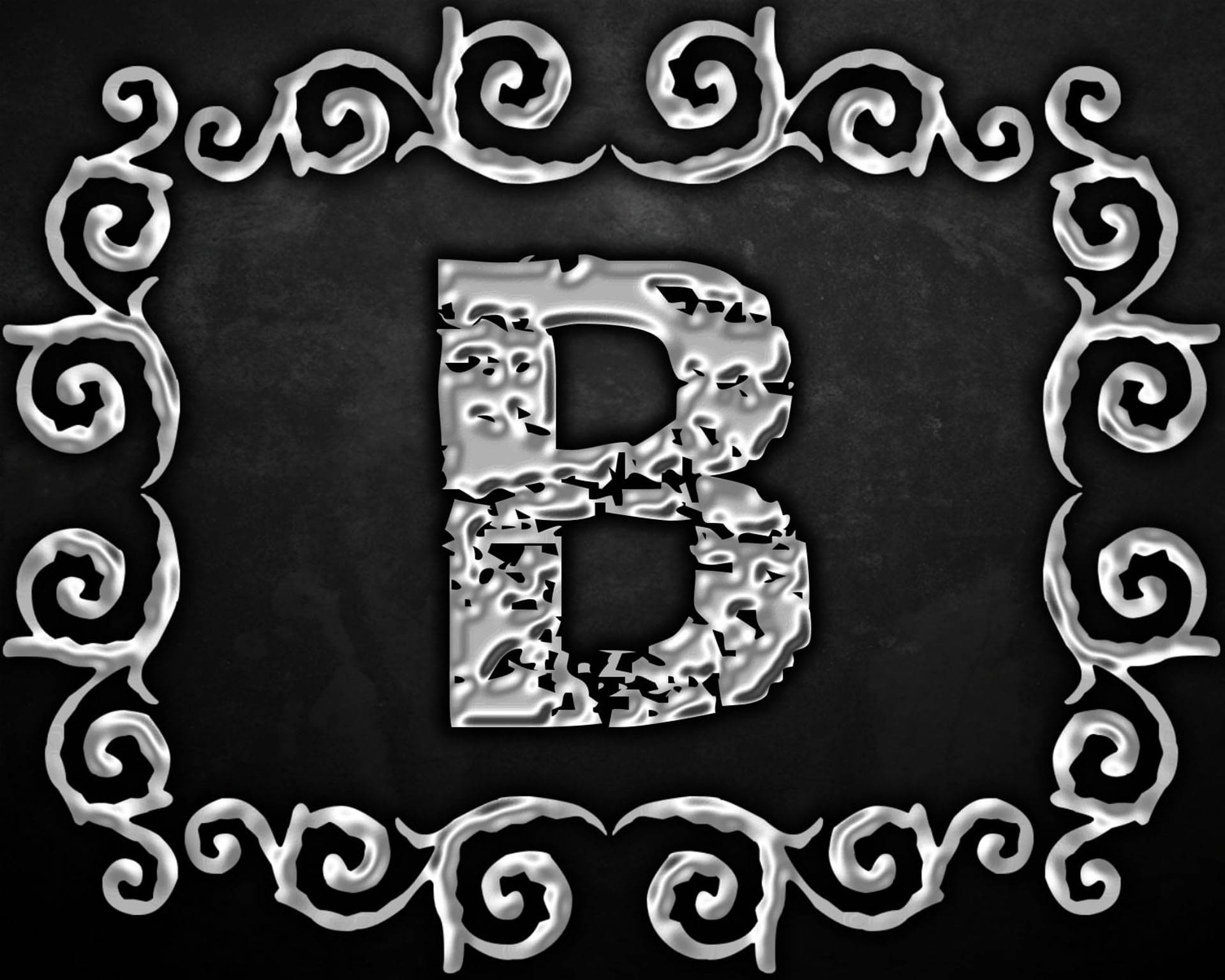 字母B 桌布 壁紙 — 一個帶有華麗漩渦的金屬字母B，在深色黑板背景上框出一個有紋理的銀色蝕刻設計。
