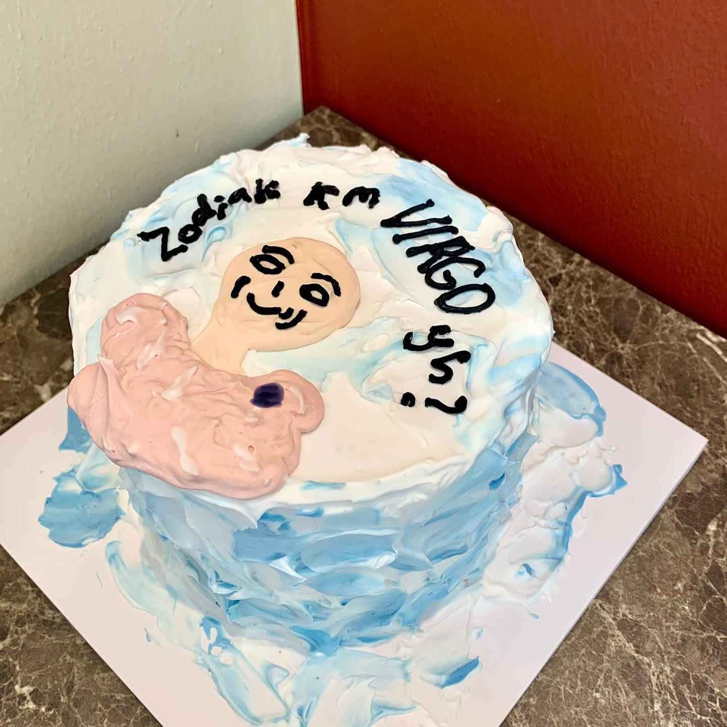 Birthday Cake 桌布 壁紙 — 一個帶有藍白糖霜的奇思妙想蛋糕，上面有一個微笑的嬰兒臉和一個粉紅色嬰兒公仔，文字詢問星座是否為處女座。