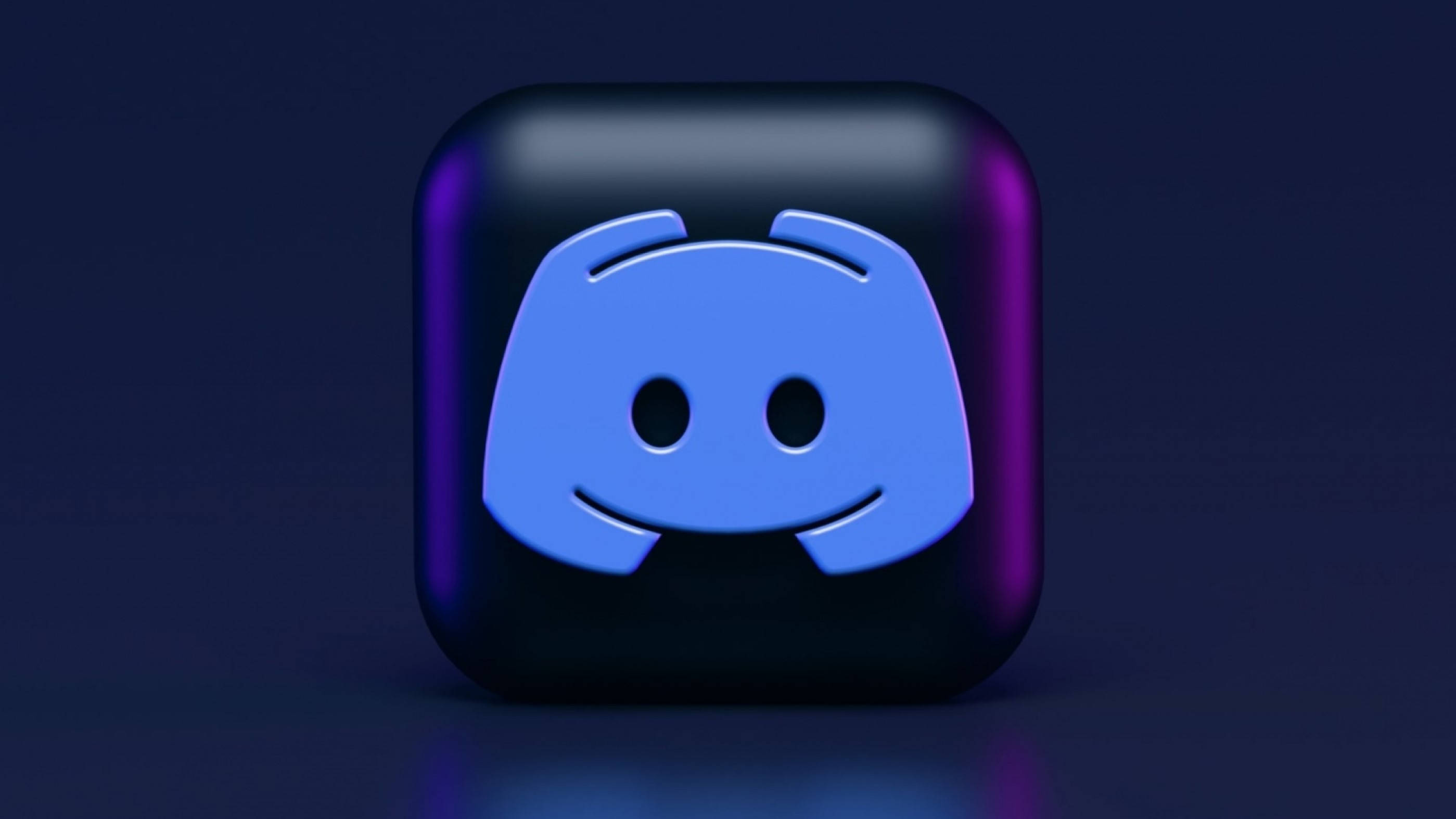 Discord 桌布 壁紙 — 一個帶有藍色吉祥物在深紫色漸變背景上發光的光澤3D渲染Discord應用程式圖標。