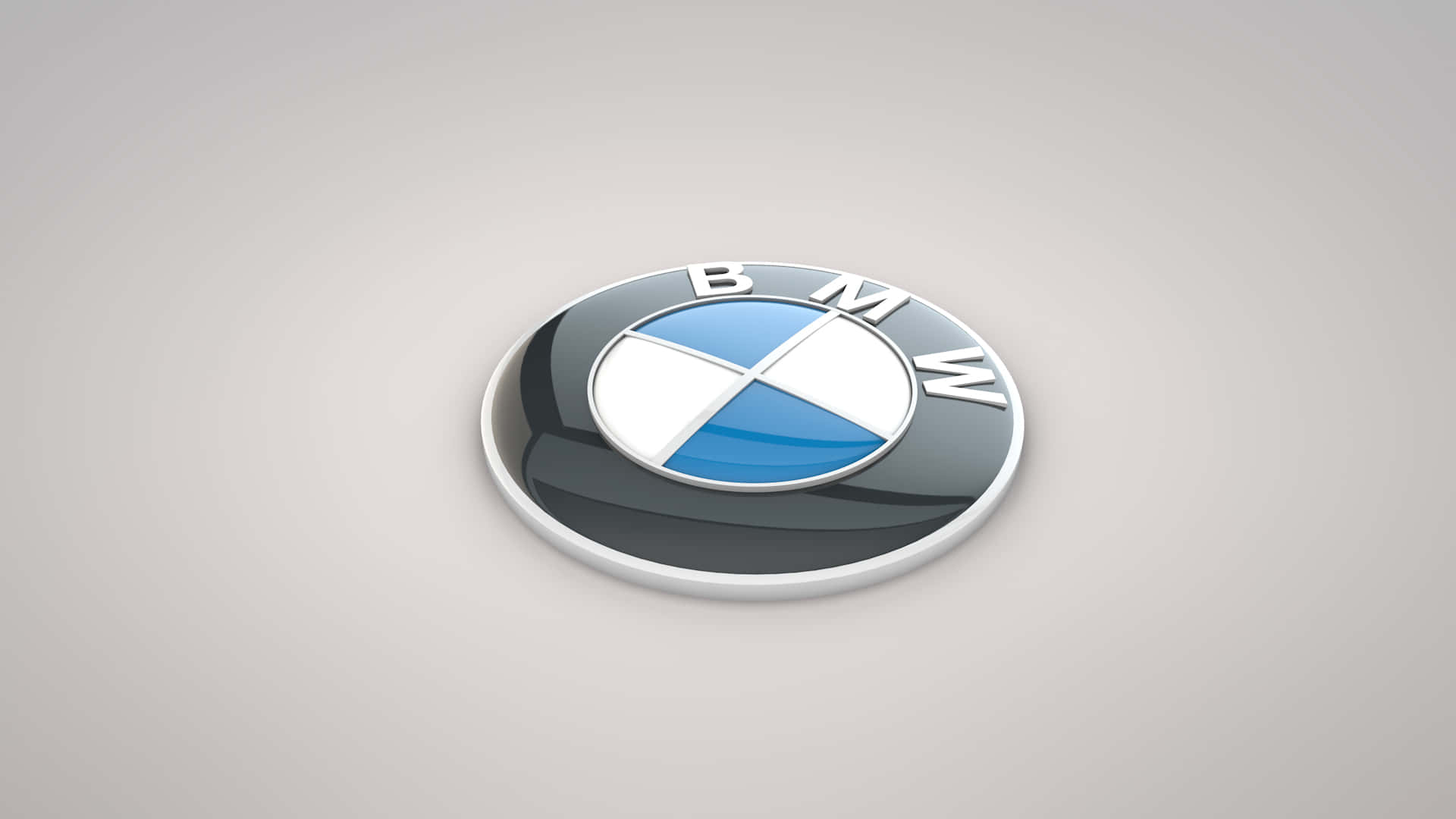 Bmw Logo 桌布 壁紙 — 一個帶有藍色和白色四分之一圓的光澤BMW標誌，居中放置在中性灰色背景上。