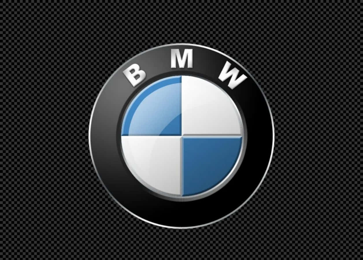 Bmw Logo 桌布 壁紙 — 一個帶有藍色和白色四分之一圓的光澤BMW標誌，居中在黑色棋盤格背景上。