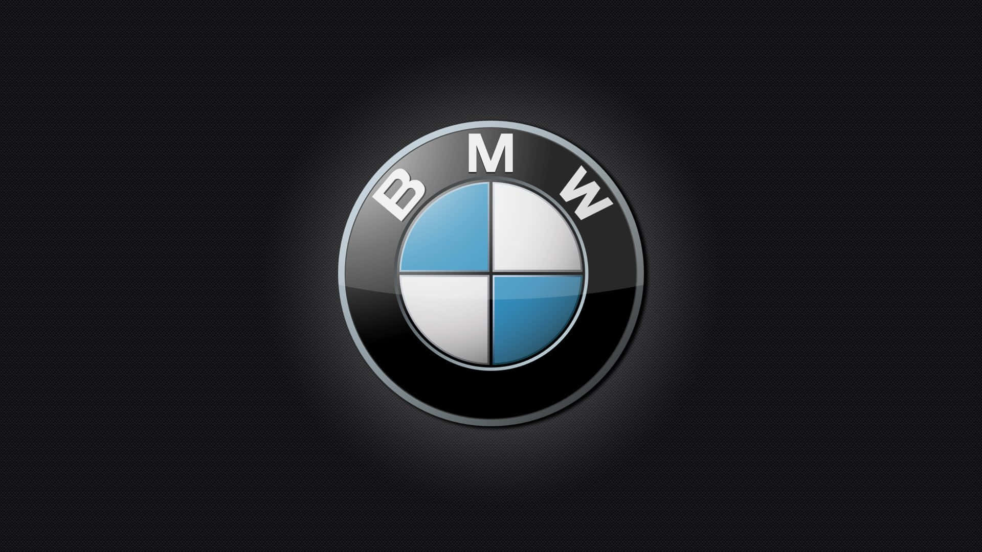 Bmw Logo 桌布 壁紙 — 一個帶有藍色和白色象限的光澤BMW標誌，居中在深色紋理背景上。