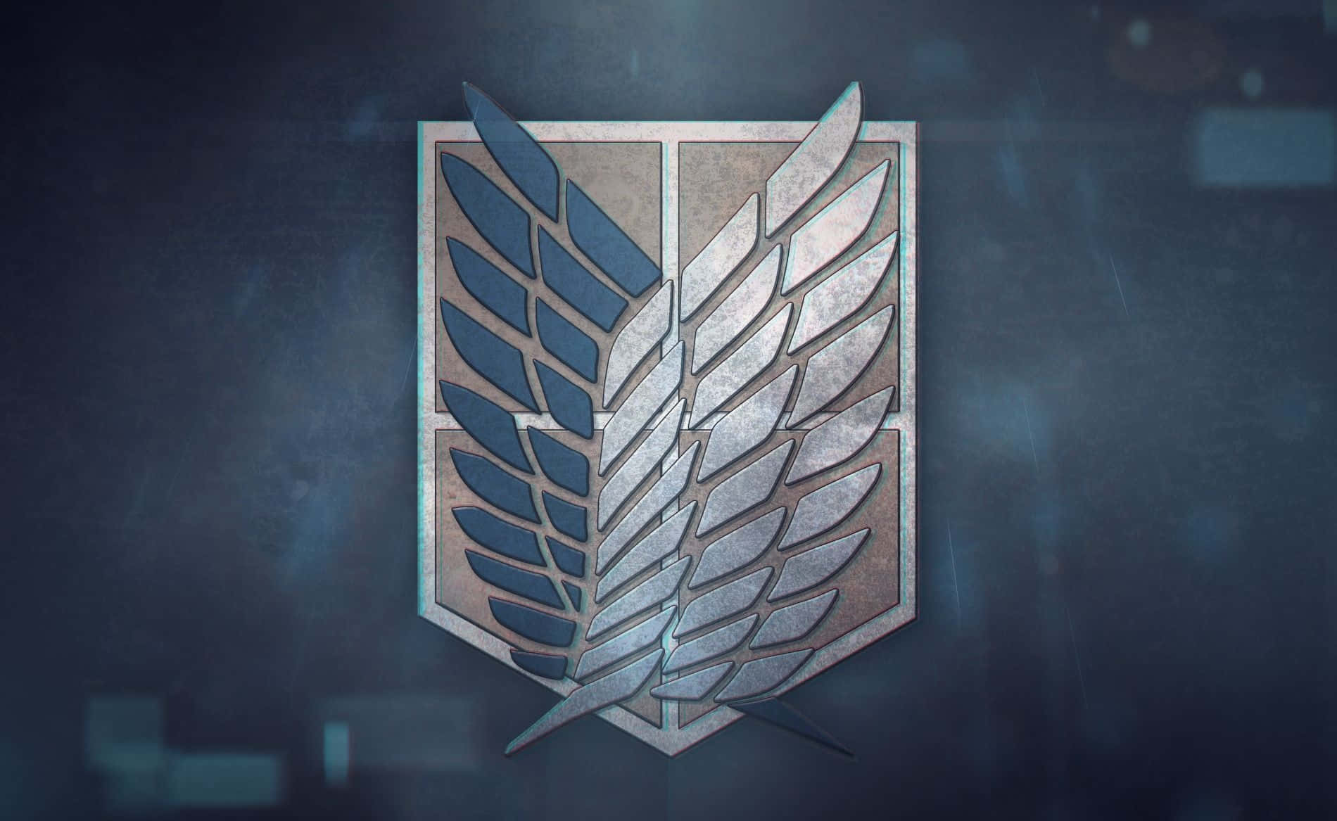 Aot Wings Of Freedom 桌布 壁紙 — 一個帶有藍色和銀色色調的金屬翅膀徽章在深色紋理背景上發光。
