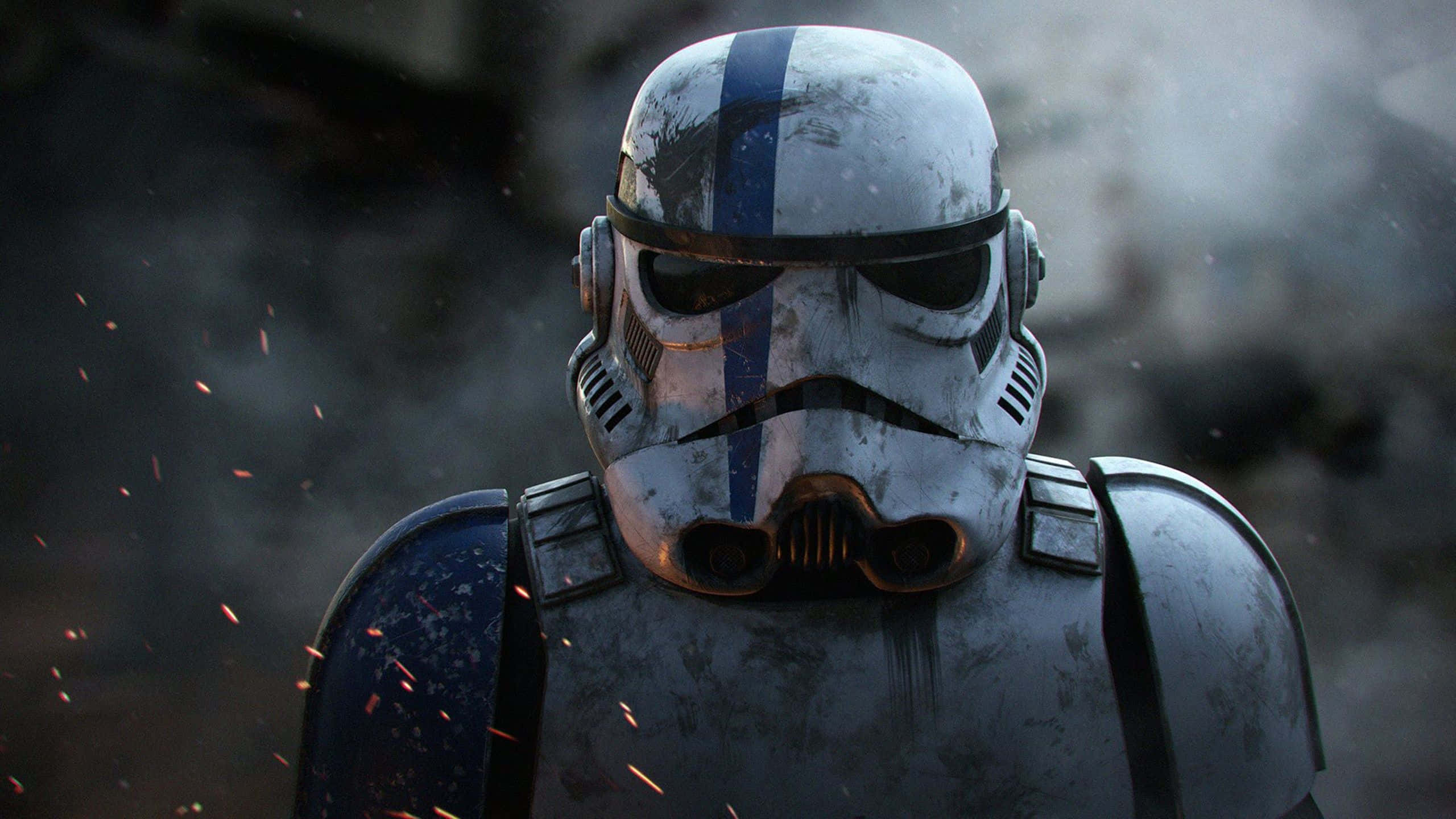 Star Wars Clone Troopers 桌布 壁紙 — 一個帶有藍色條紋的風化暴風兵頭盔，在煙霧和飛濺的火花中矗立於 gritty 戰場上。