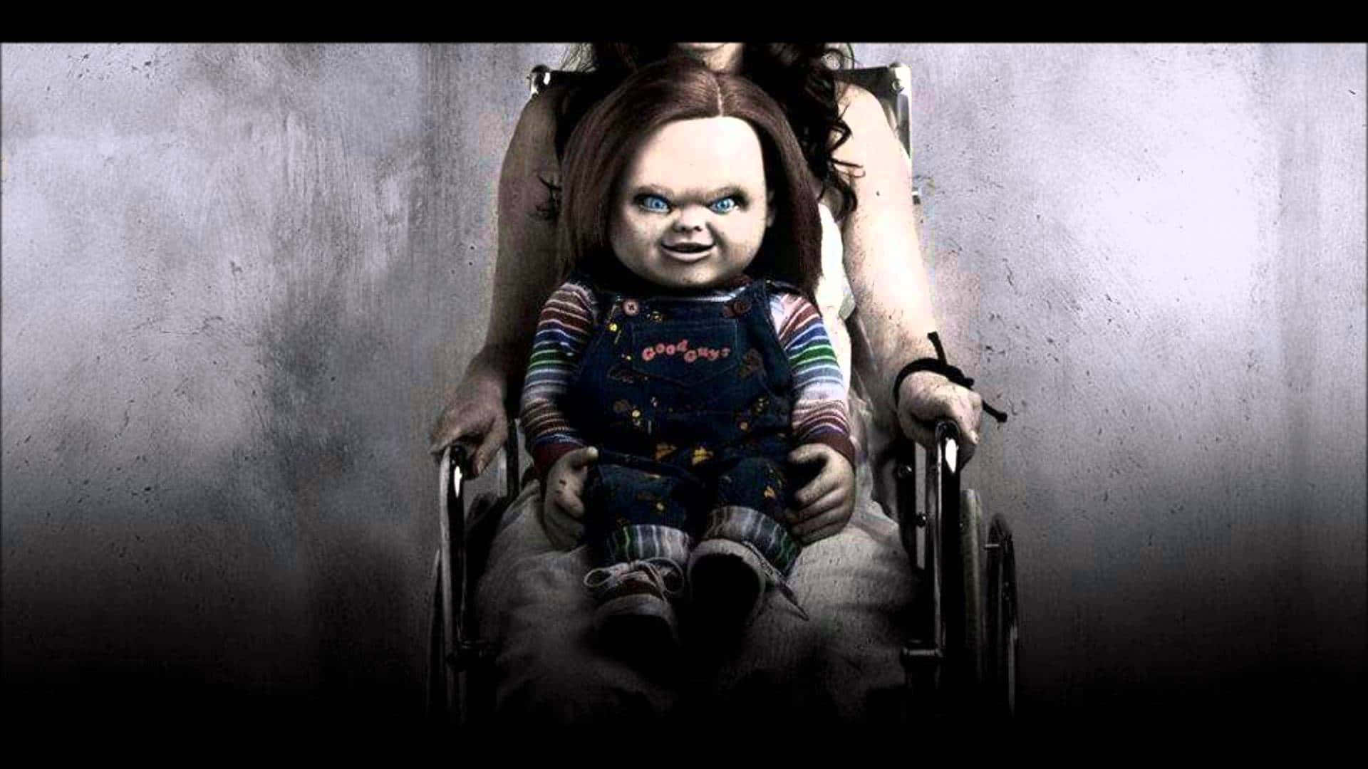 Chucky Doll 桌布 壁紙 — 一個帶有藍色眼睛和條紋襯衫的威脅性娃娃坐在輪椅上，由一個陰暗的人物抓住，背景是骯髒的牆壁。