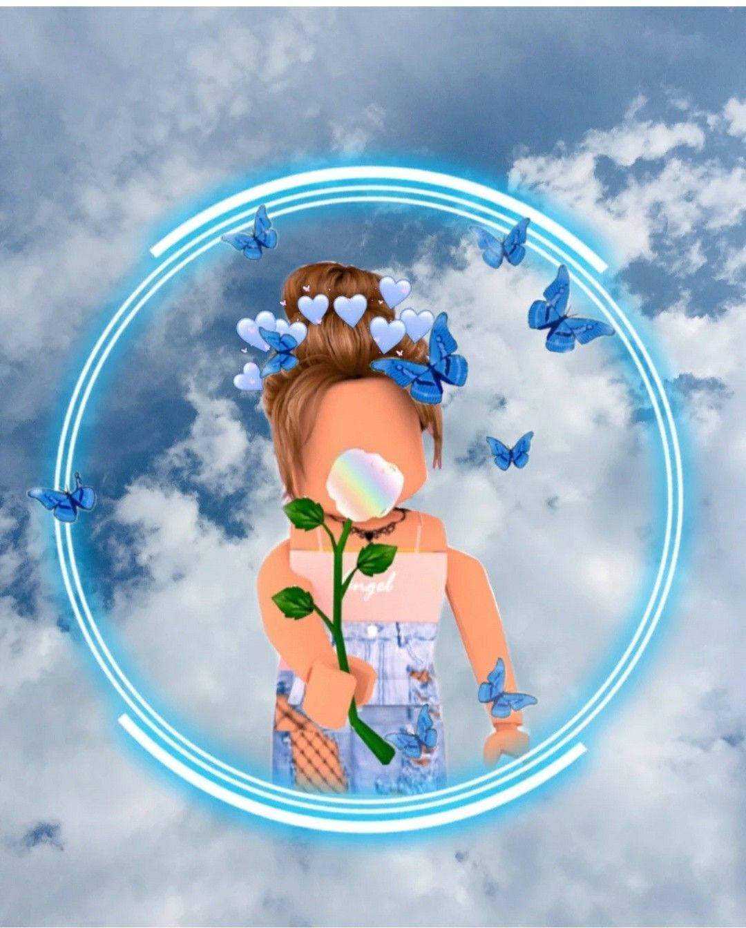 Roblox 女孩 桌布 壁紙 — 一個帶有藍色蝴蝶和心形配件的Roblox頭像，在發光的藍色圓圈內，於多雲的天空下拿著一朵玫瑰。