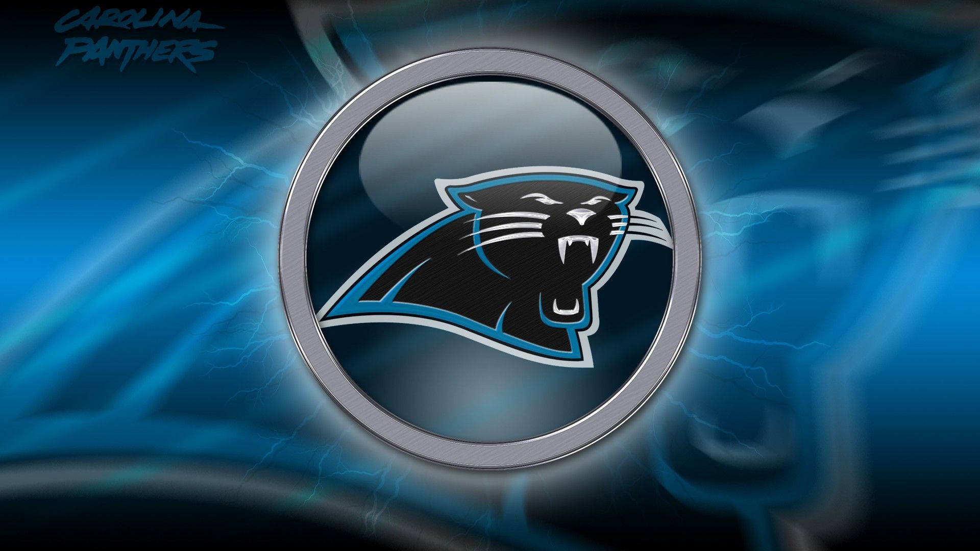 Panthers 桌布 壁紙 — 一個帶有藍色點綴的兇猛黑豹標誌在銀色圓圈內發光，背景是動態的藍色閃電。