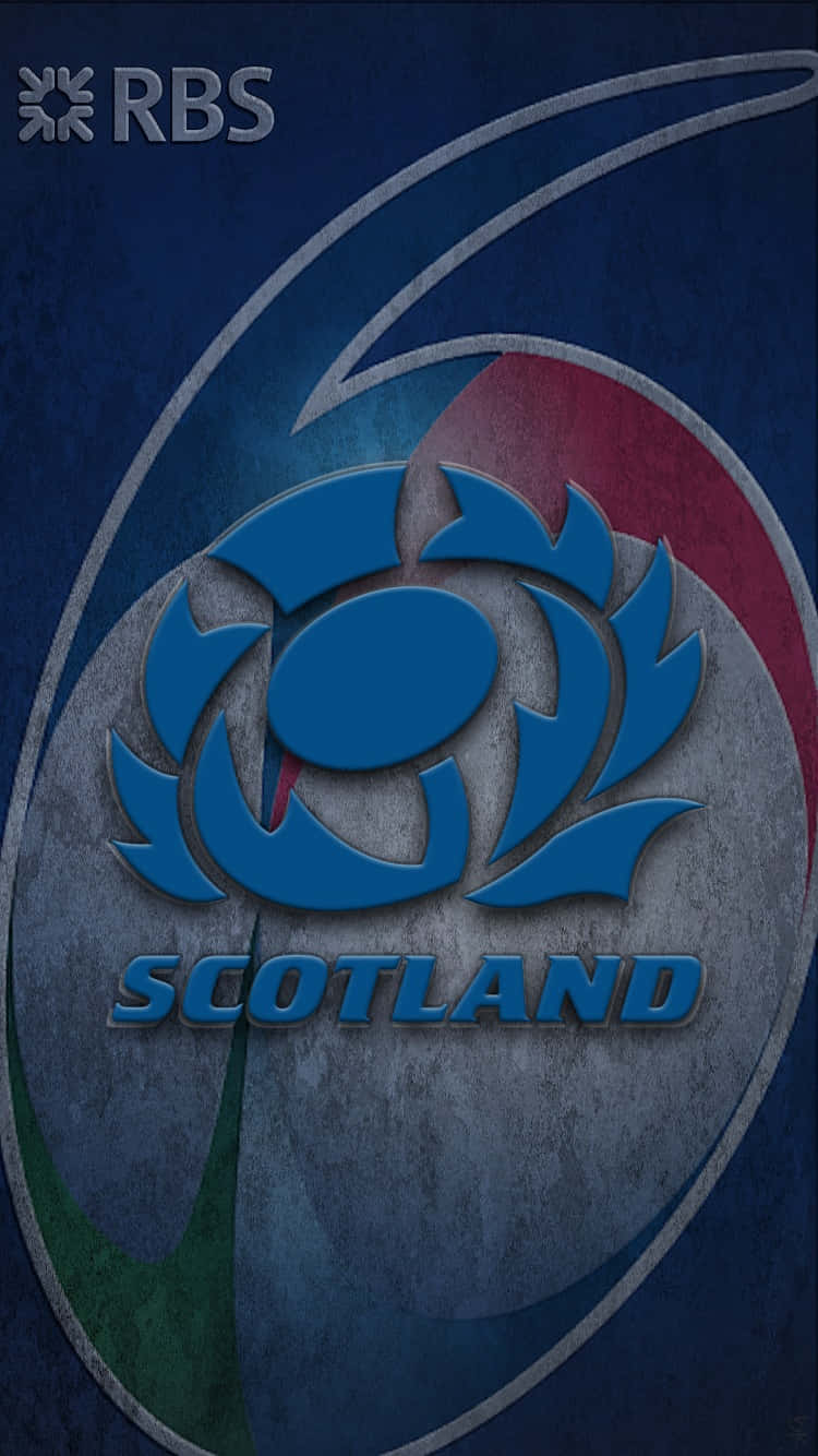 Scotland Rugby 桌布 壁紙 — 一個帶有蘇格蘭薊花標誌和RBS品牌標識的紋理橄欖球，採用大膽的藍色、紅色和綠色。